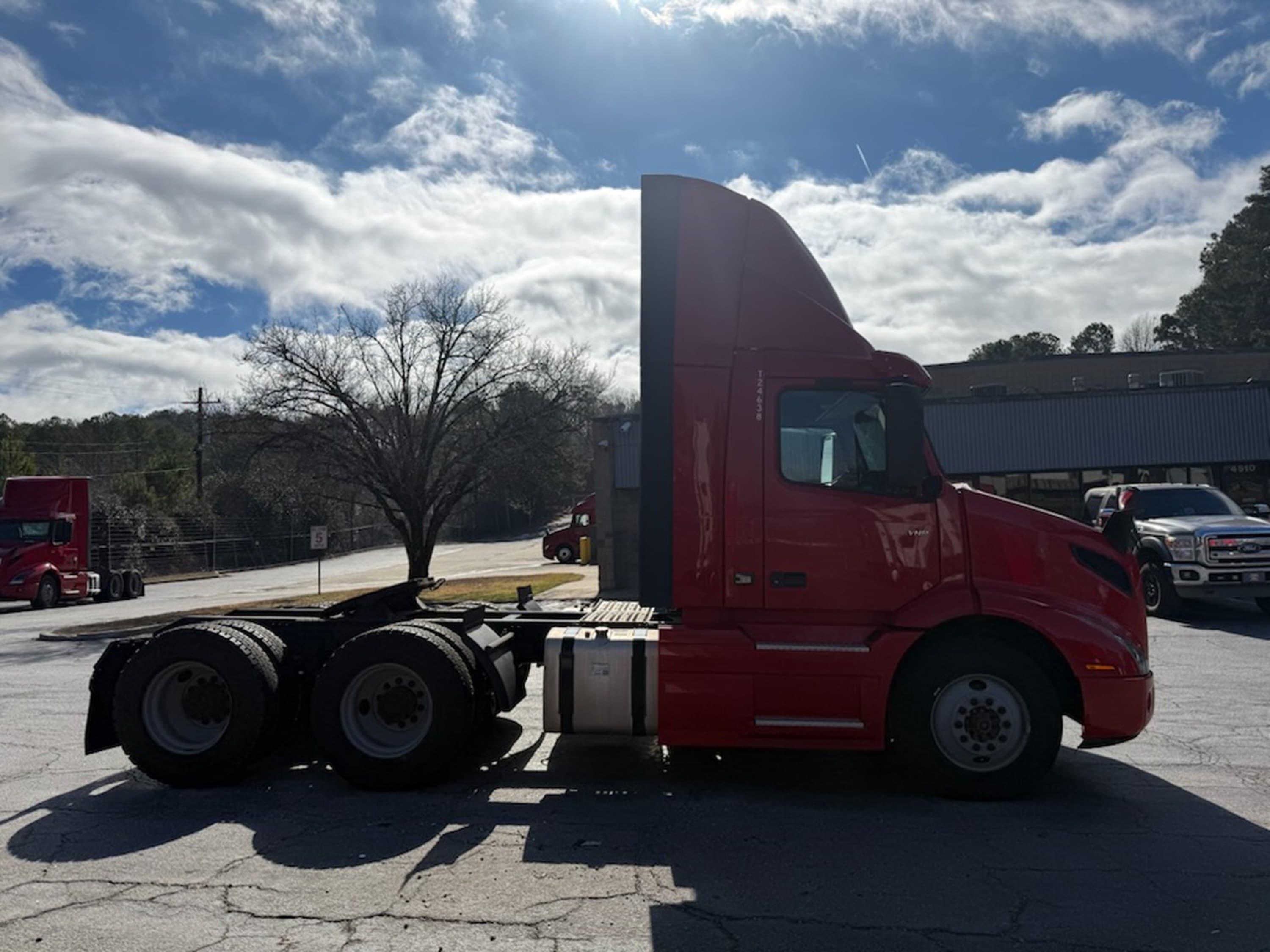 2021 Volvo VNR 640 — photo 4