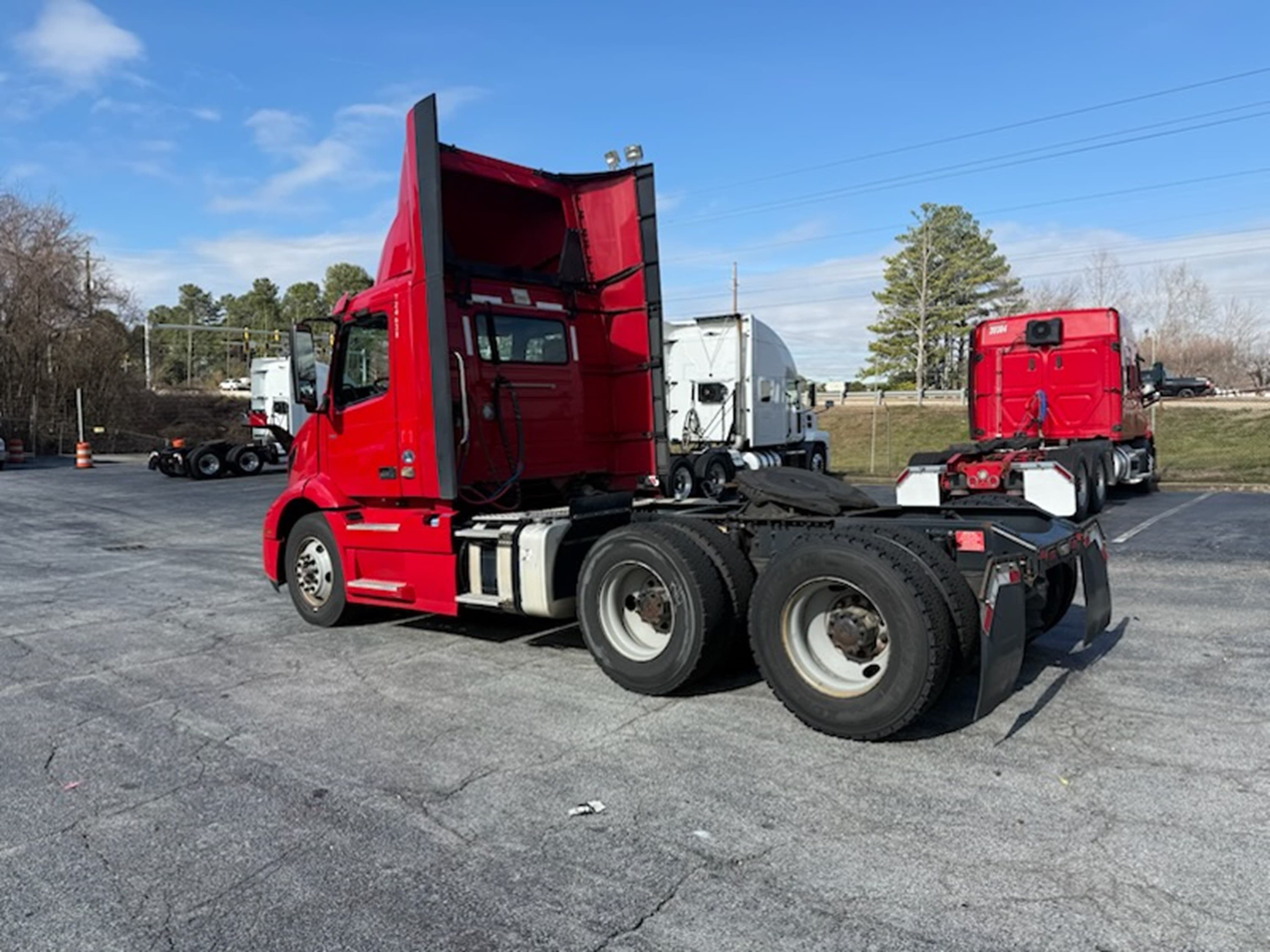 2021 Volvo VNR 640 — photo 7
