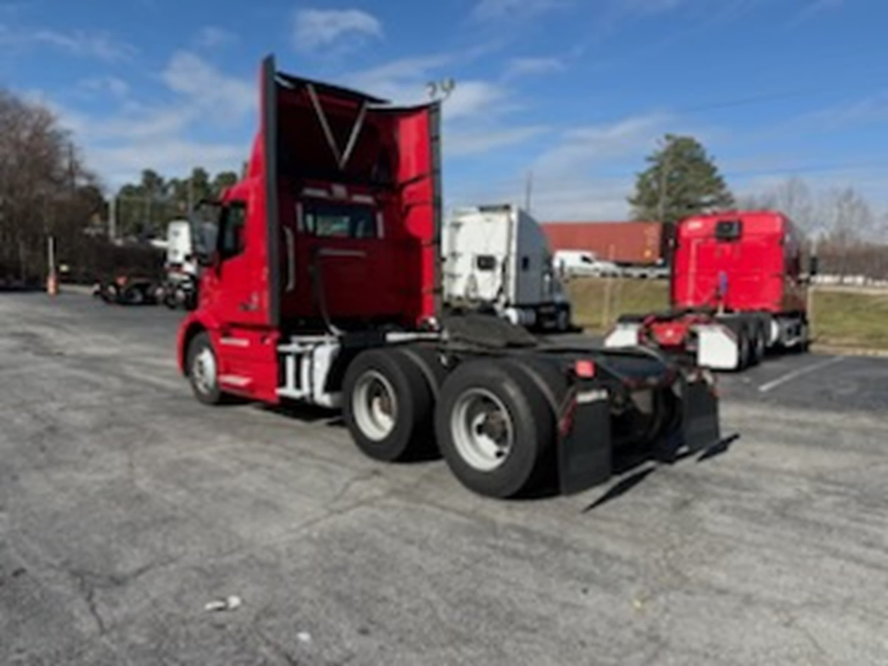 2021 Volvo VNR 640 — photo 7