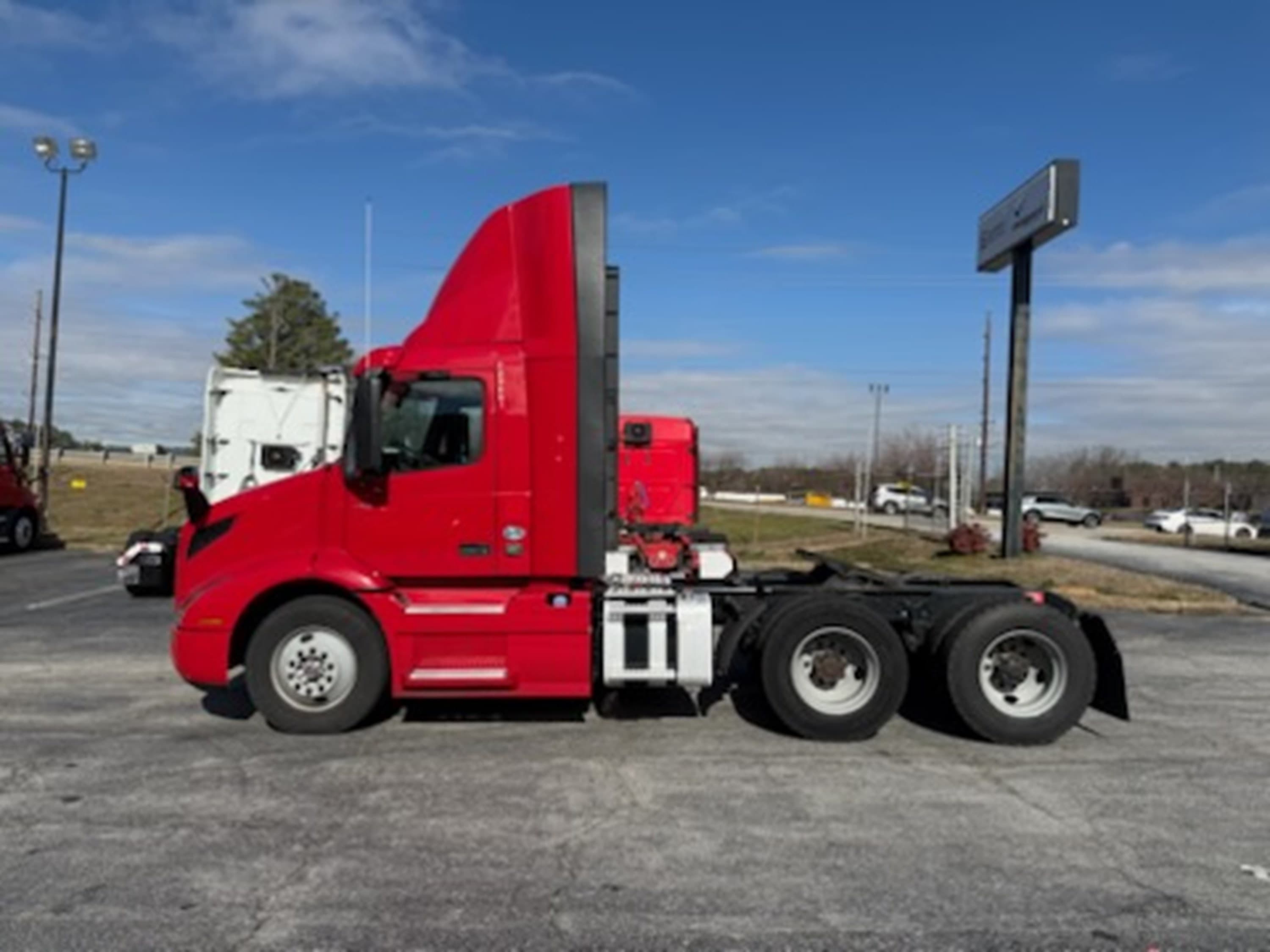 2021 Volvo VNR 640 — photo 8