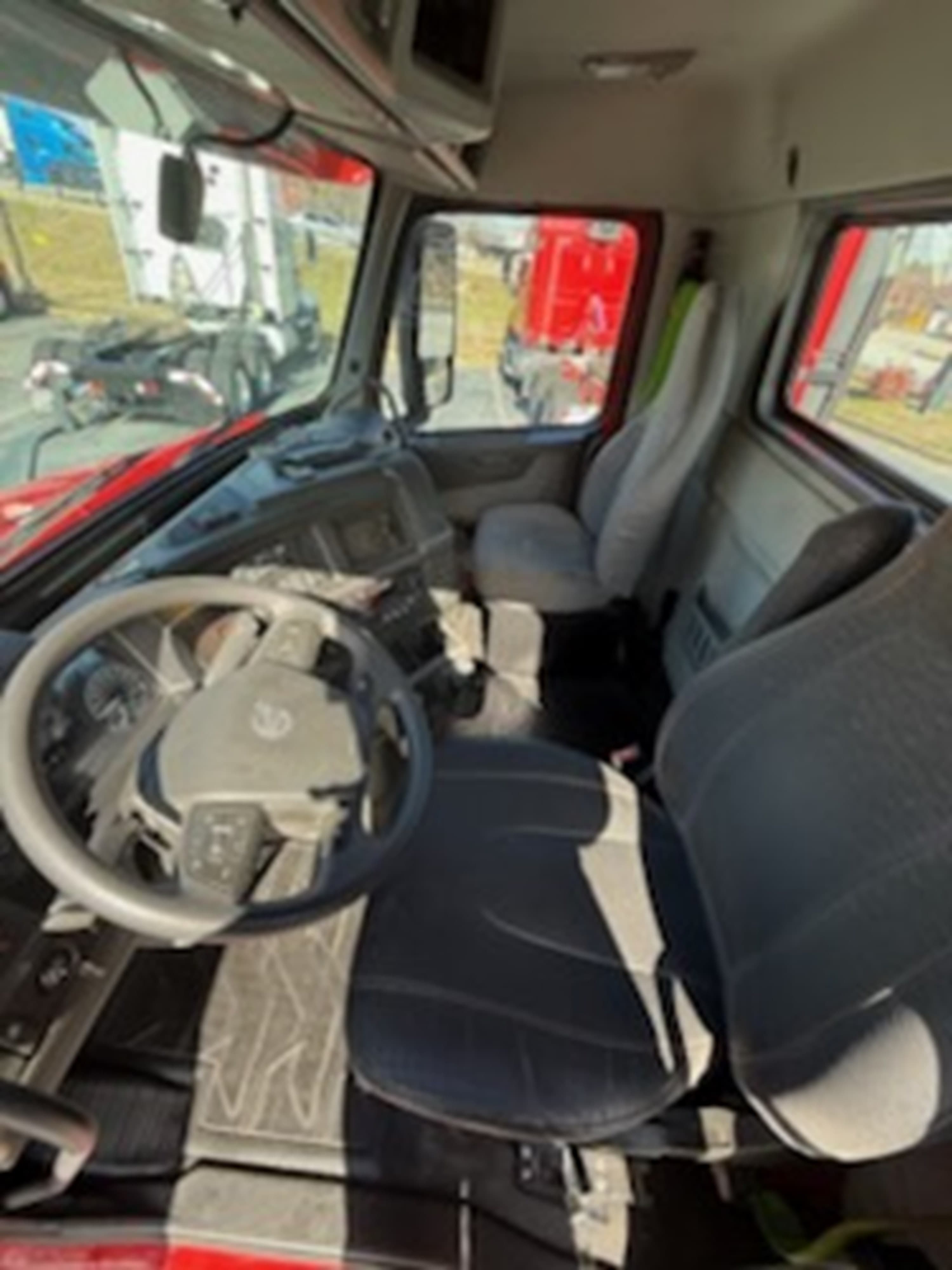 2021 Volvo VNR 640 — photo 9