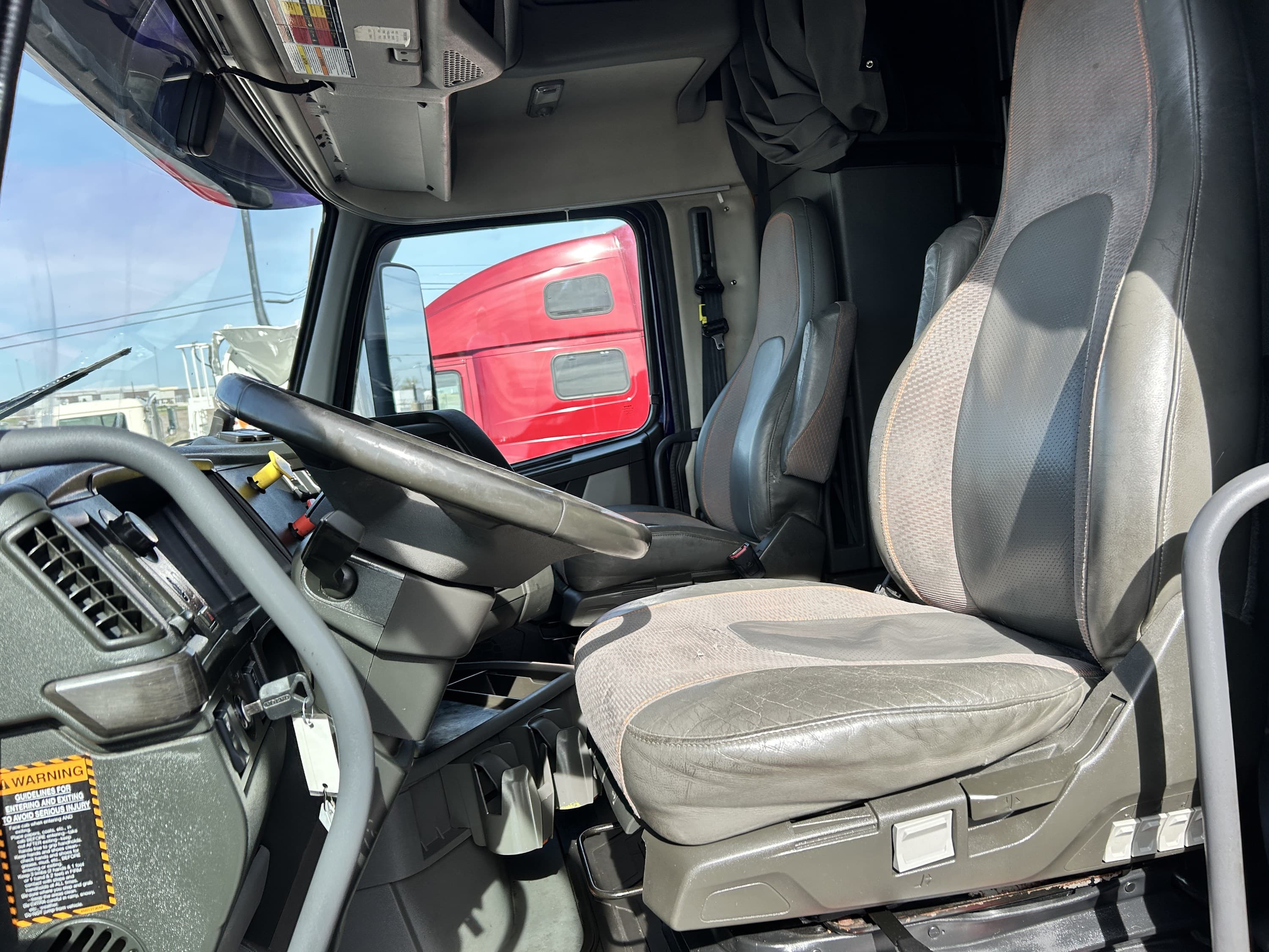 2020 Volvo VNL 860 — photo 19