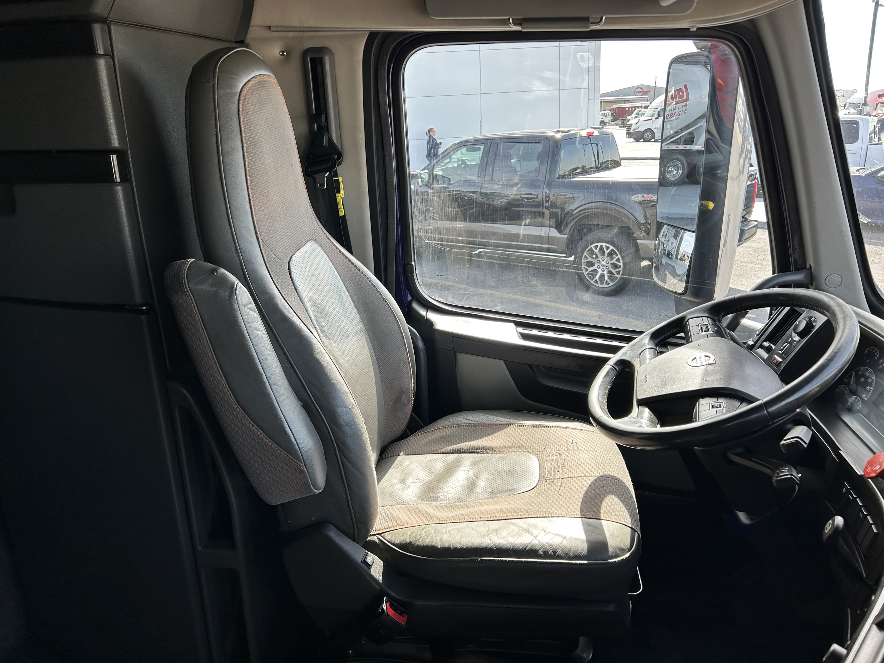 2020 Volvo VNL 860 — photo 35