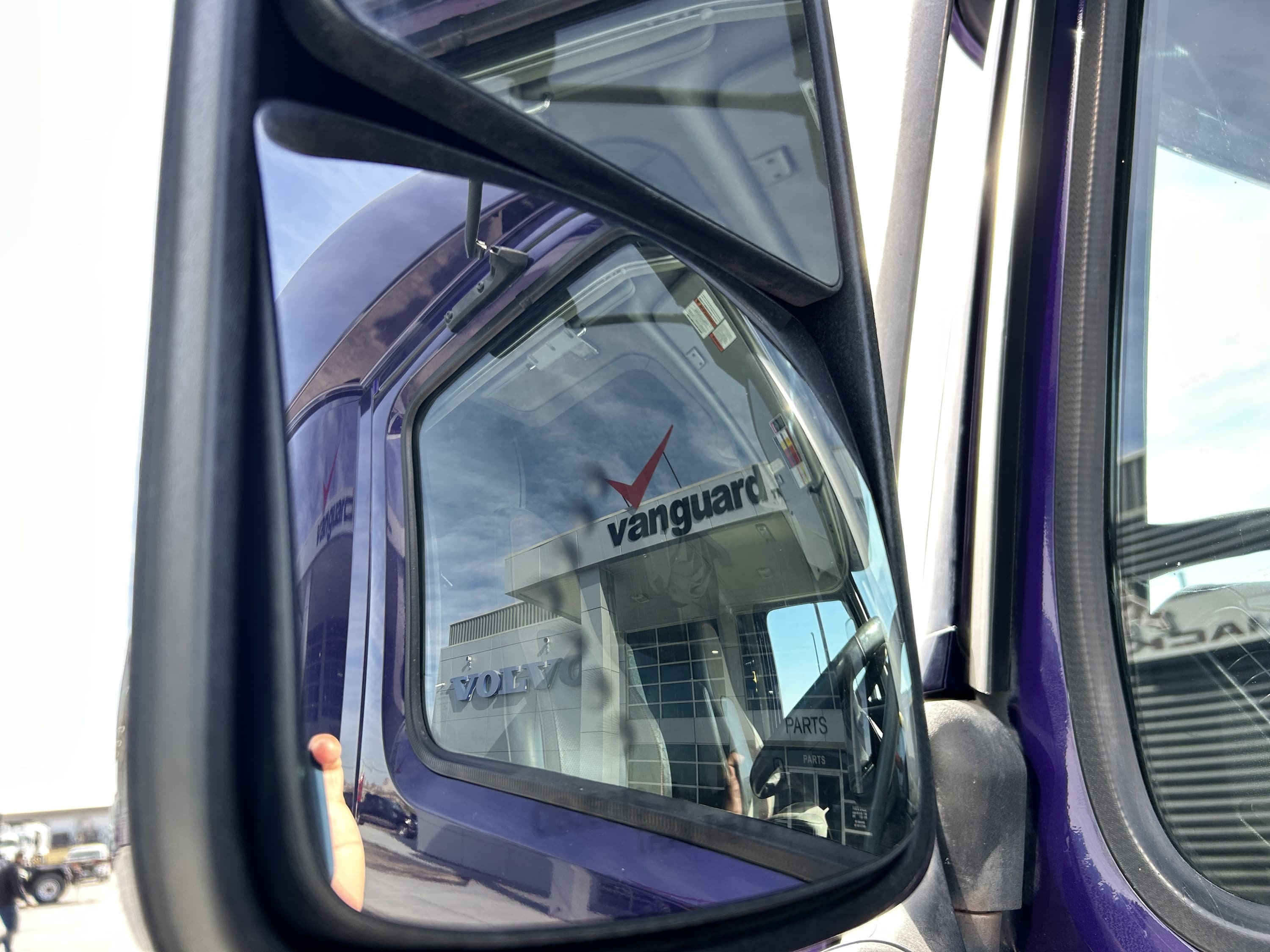 2020 Volvo VNL 860 — photo 37