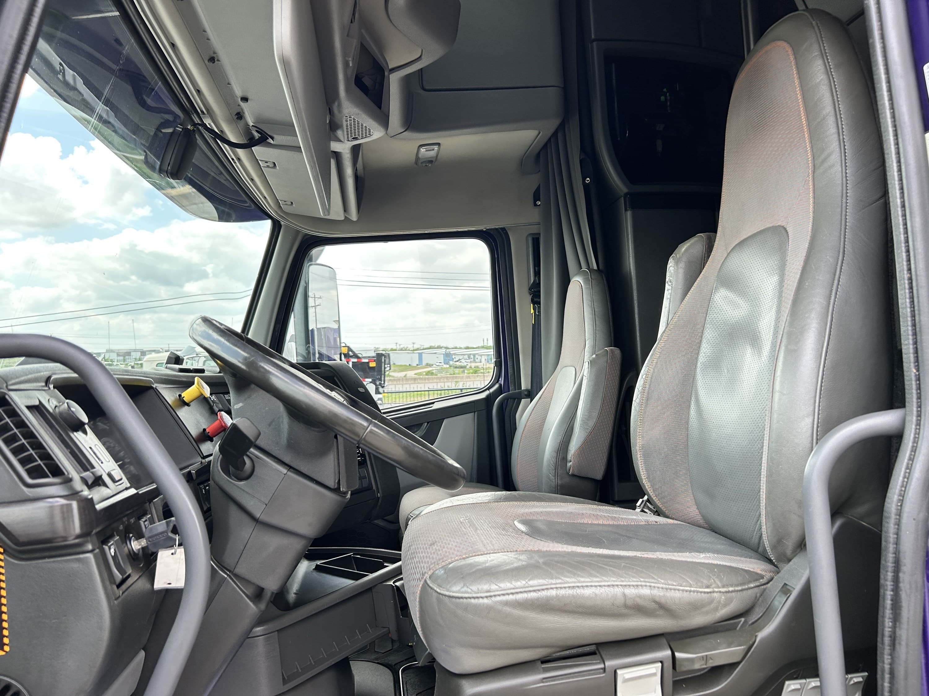 2019 Volvo VNL 860 — photo 24
