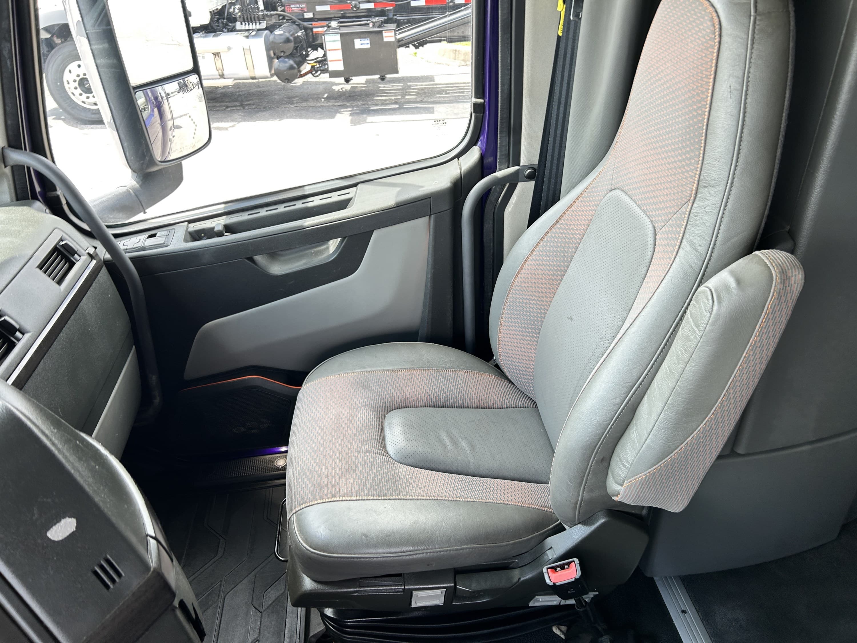 2019 Volvo VNL 860 — photo 29