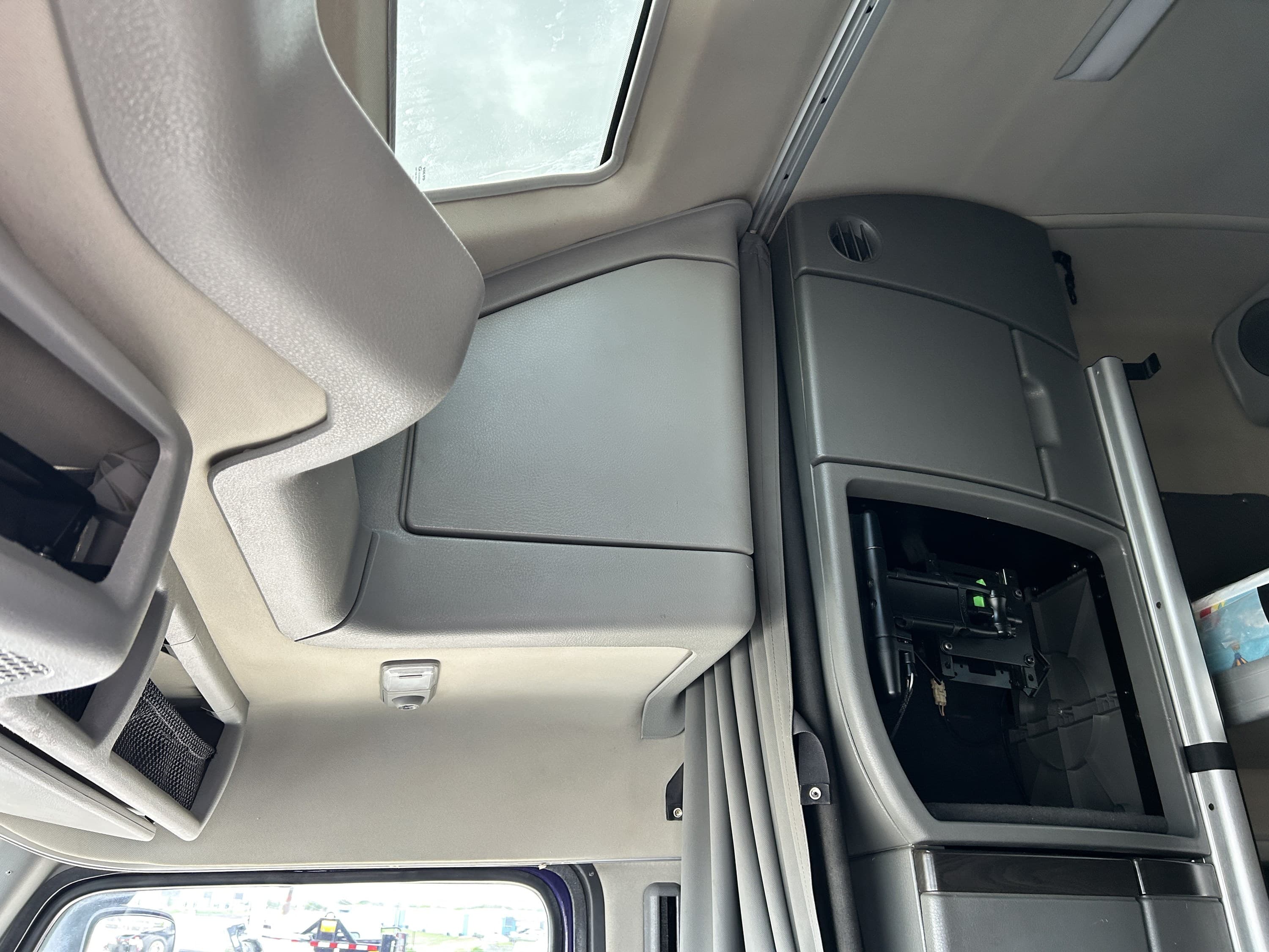 2019 Volvo VNL 860 — photo 31