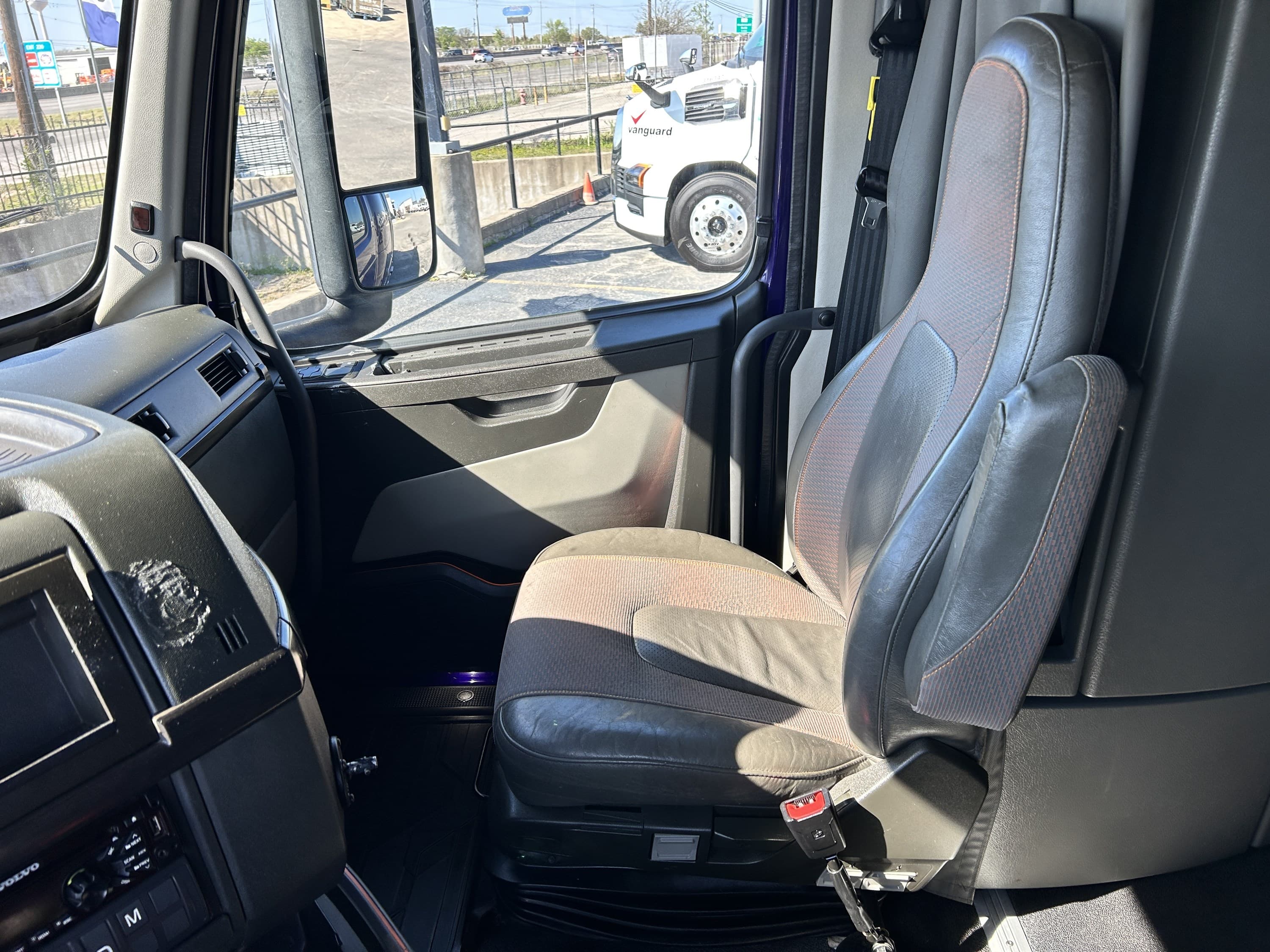2019 Volvo VNL 860 — photo 31