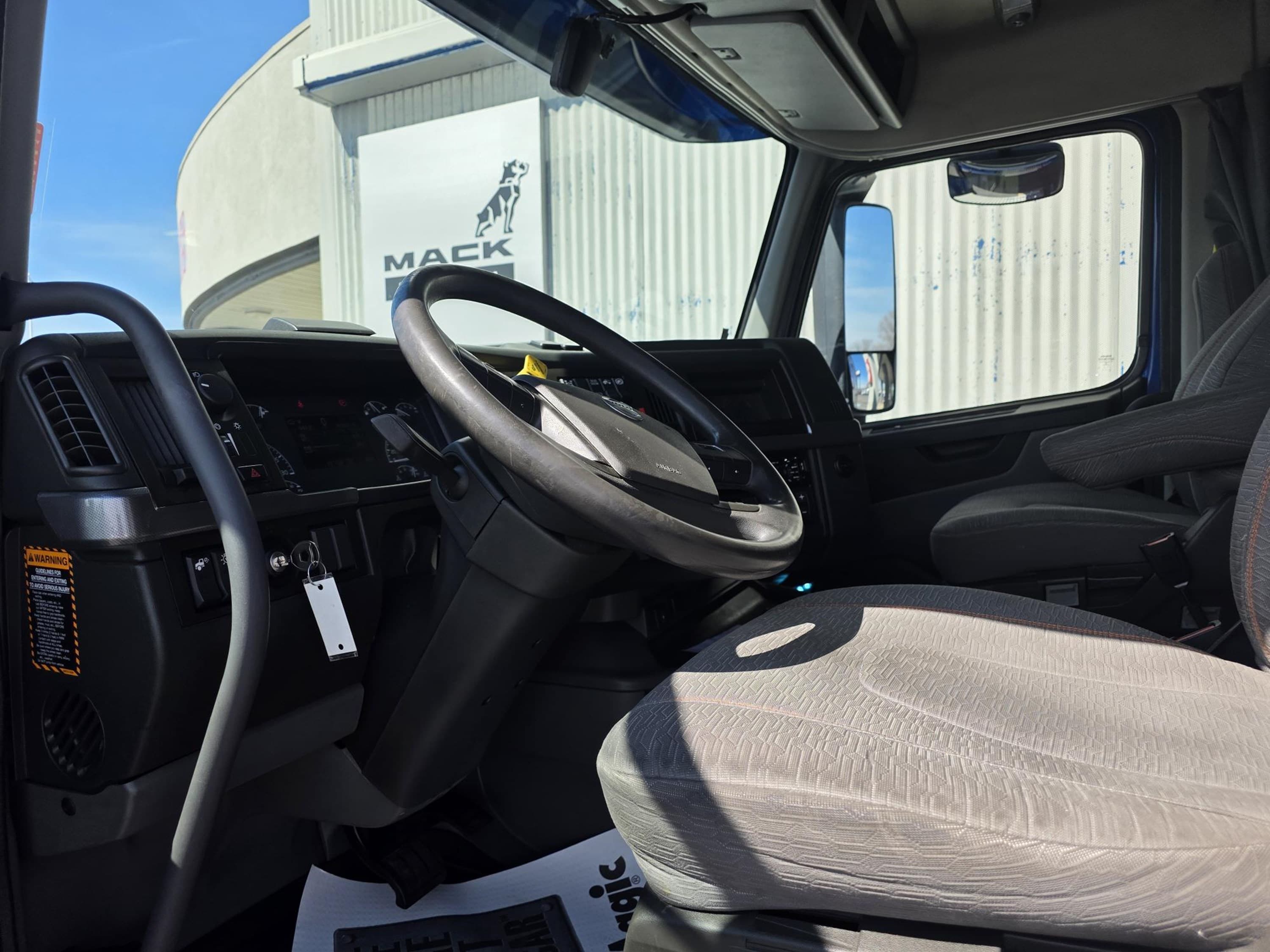 2021 Volvo VNL 760 — photo 5