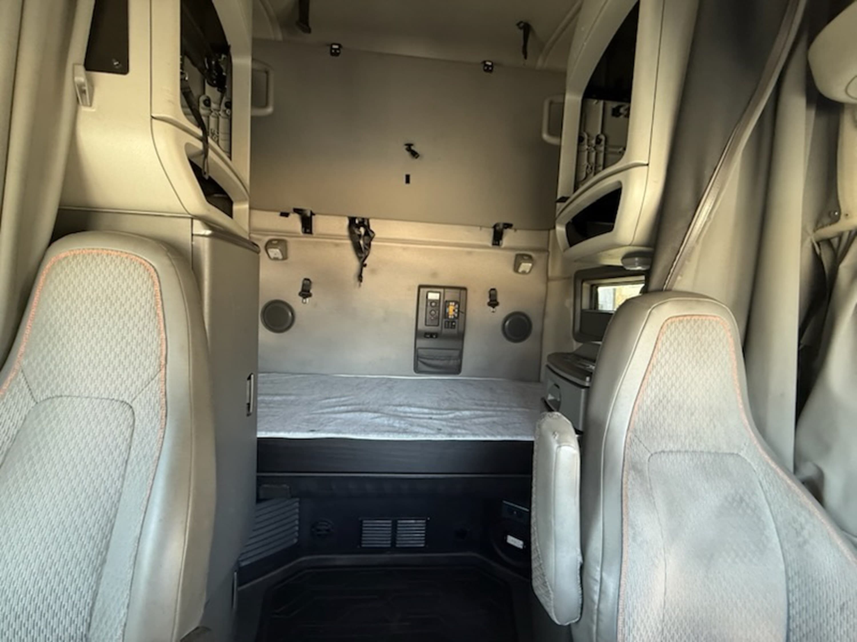 2022 Volvo VNL 760 — photo 8