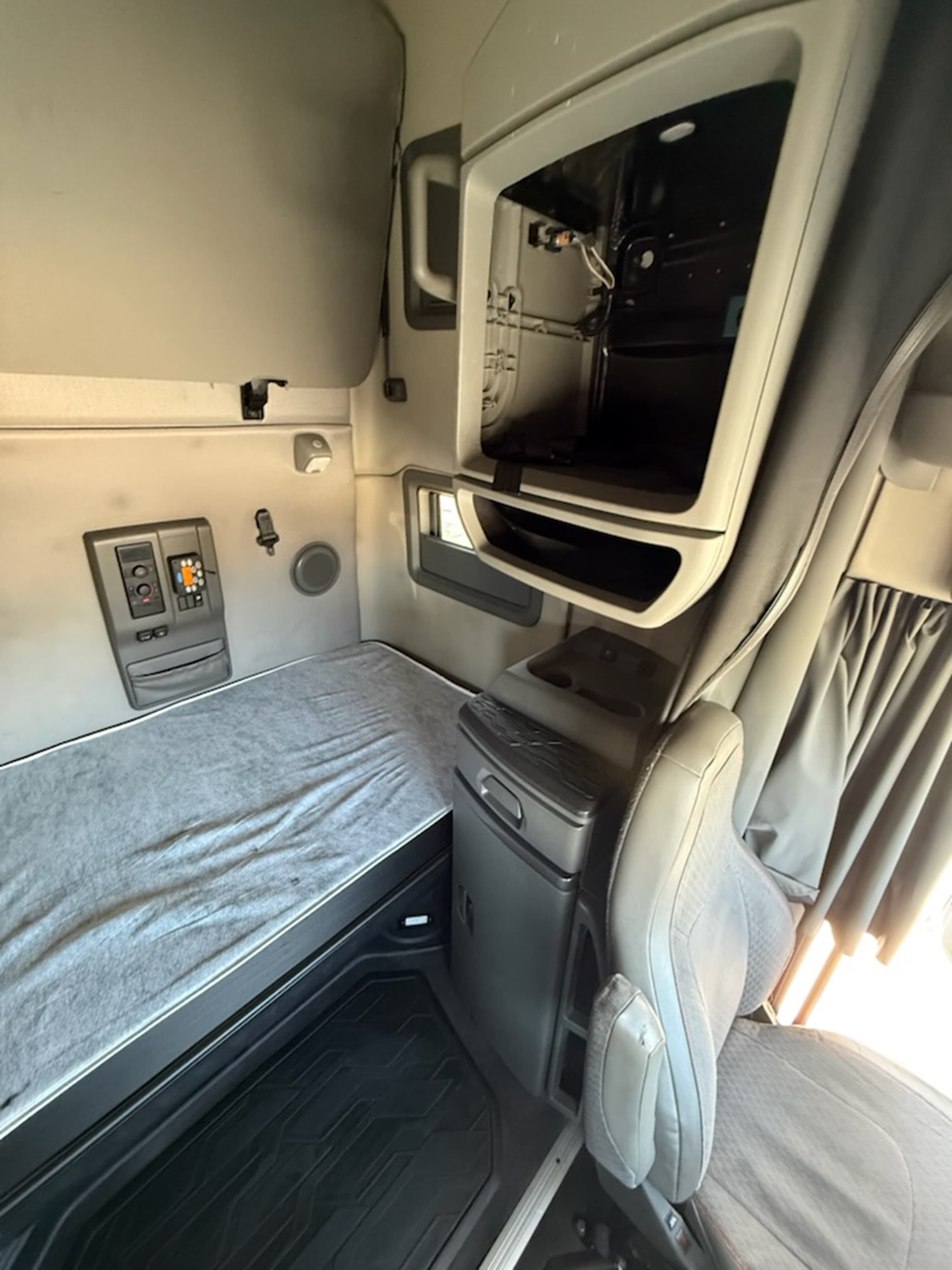 2022 Volvo VNL 760 — photo 9