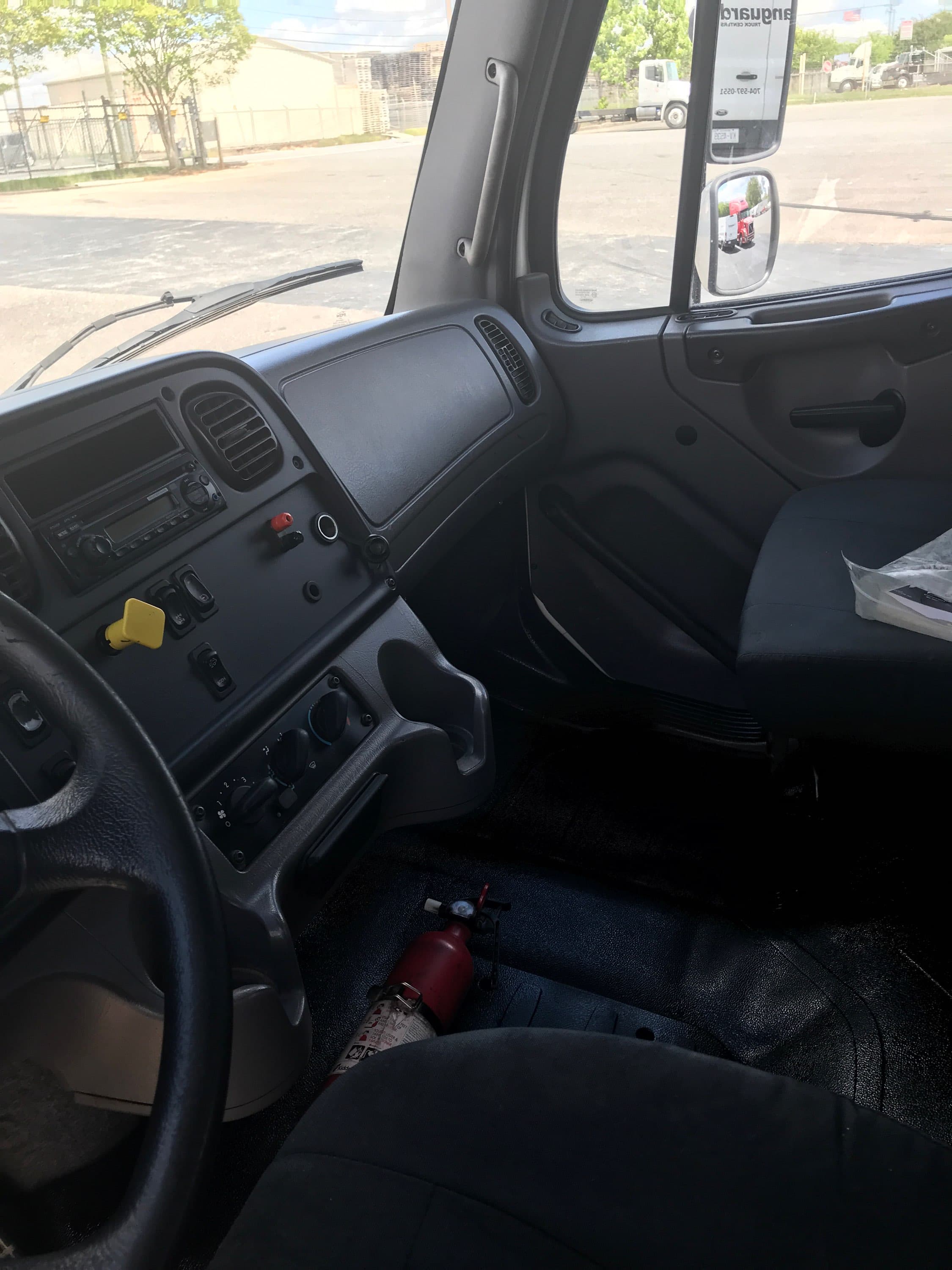 2015 Freightliner M2 106 — photo 4