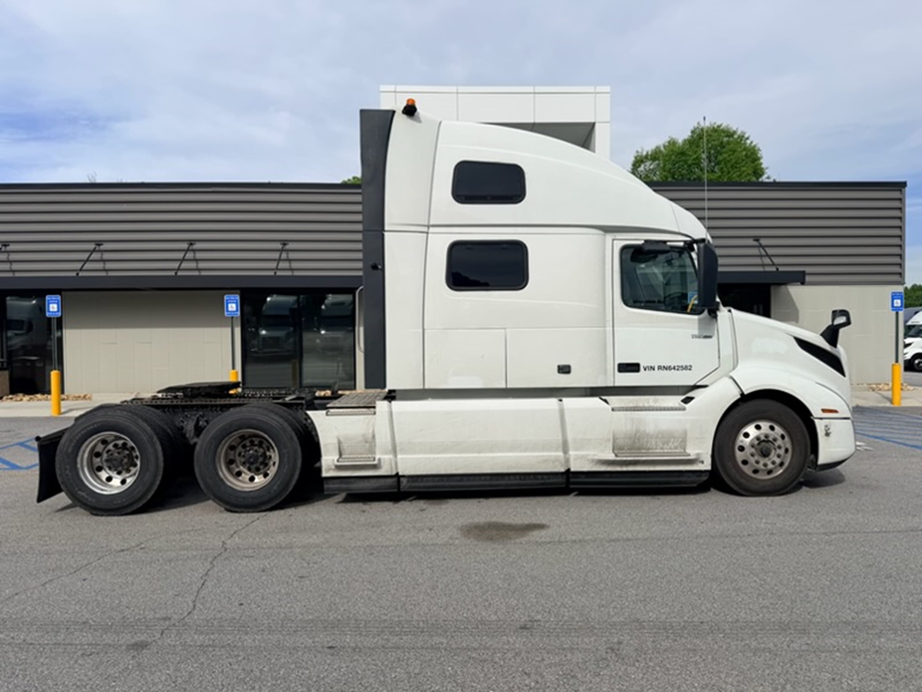 2024 Volvo VNL 860 — photo 2