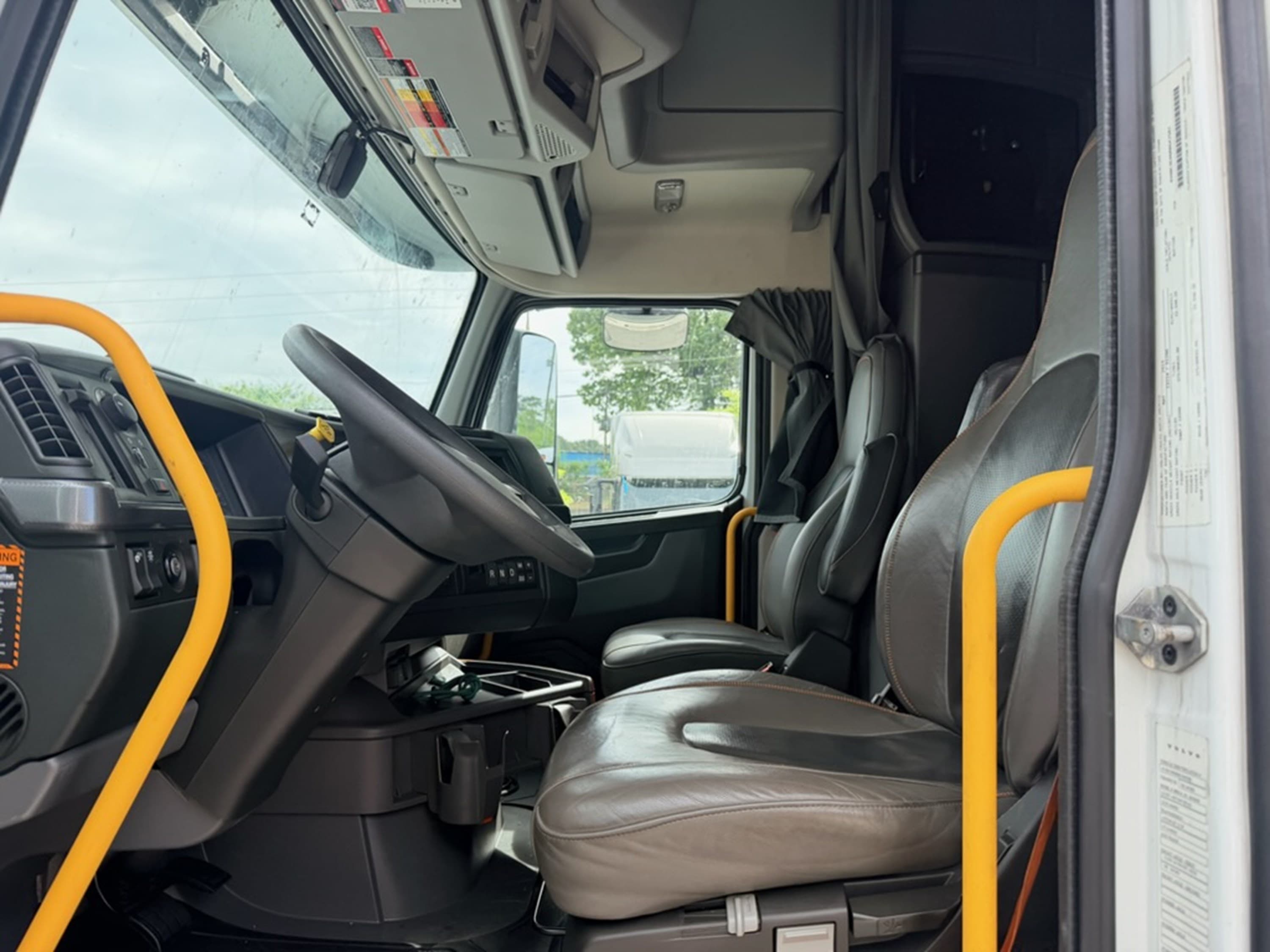 2024 Volvo VNL 860 — photo 7