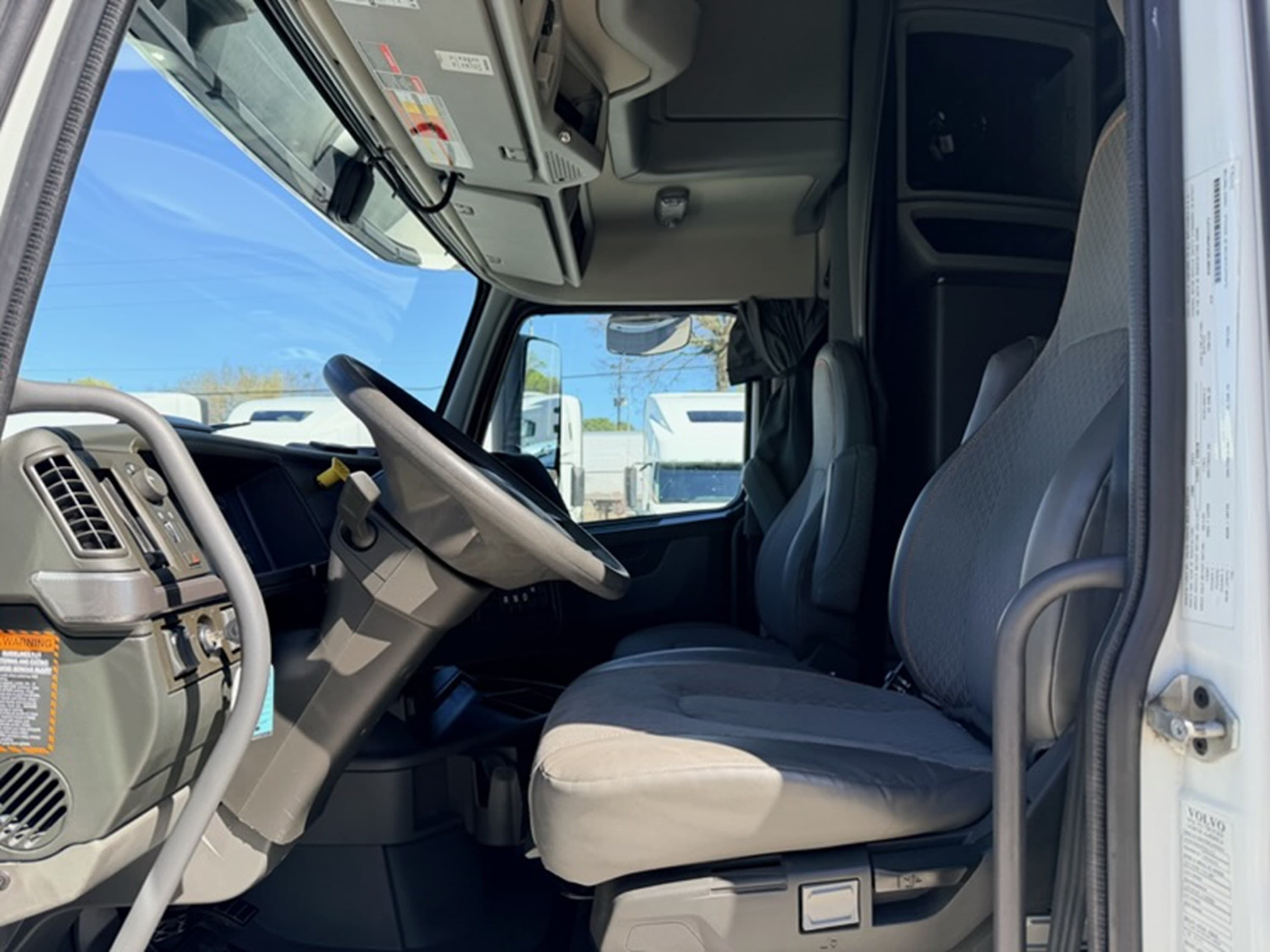 2023 Volvo VNL 760 — photo 8