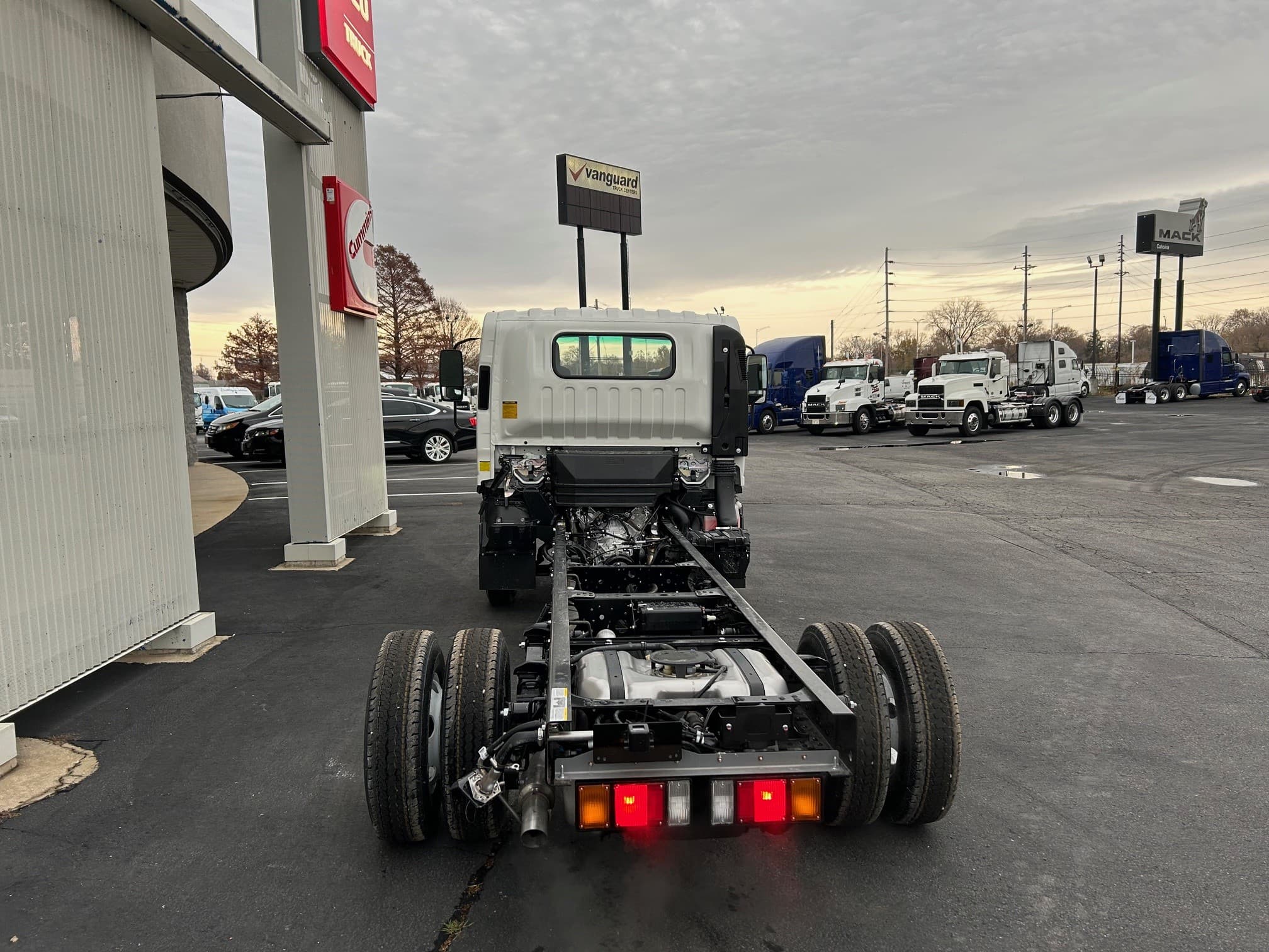 2024 Isuzu NPR — photo 2