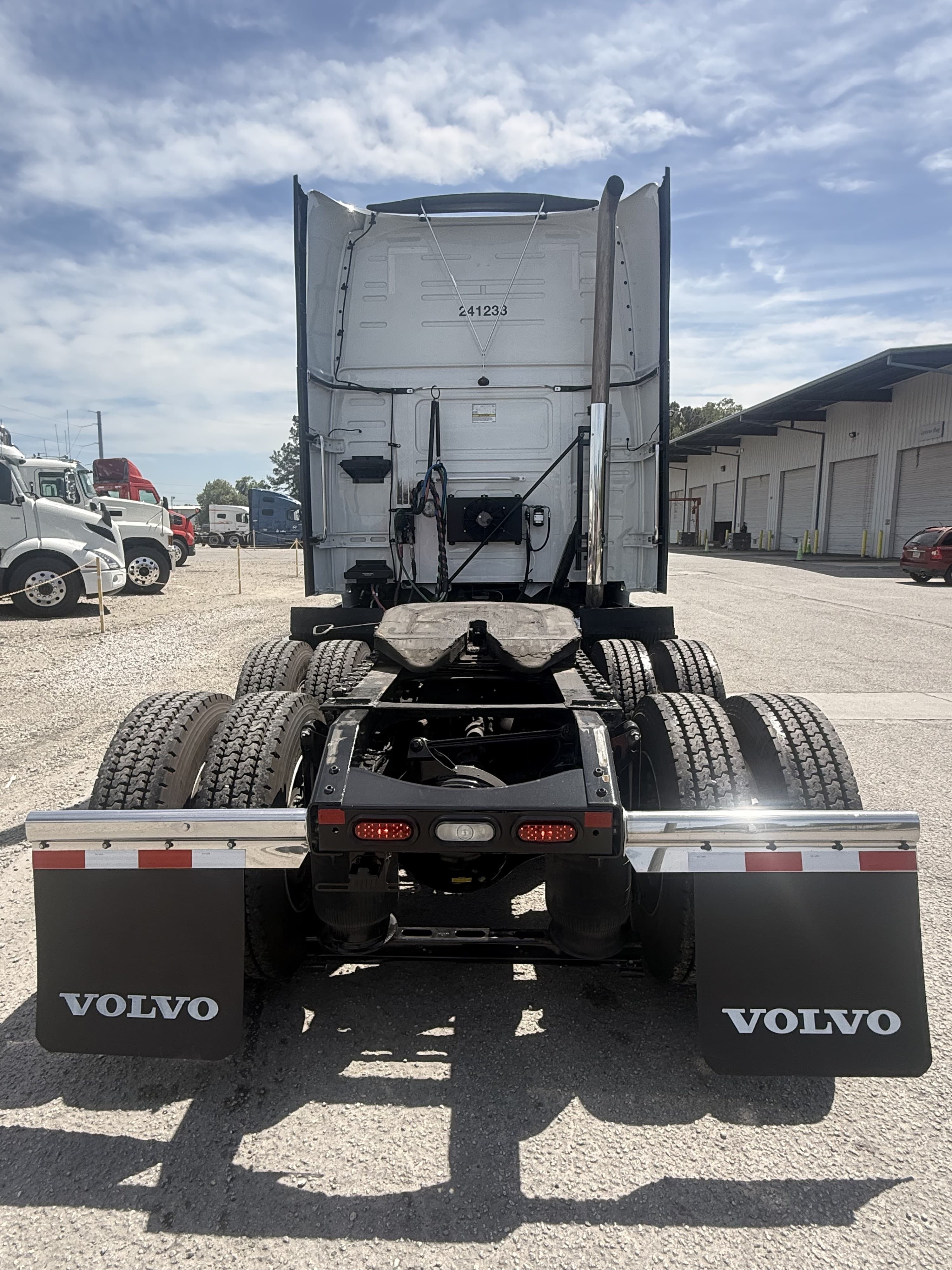 2024 Volvo VNL 860 — photo 4