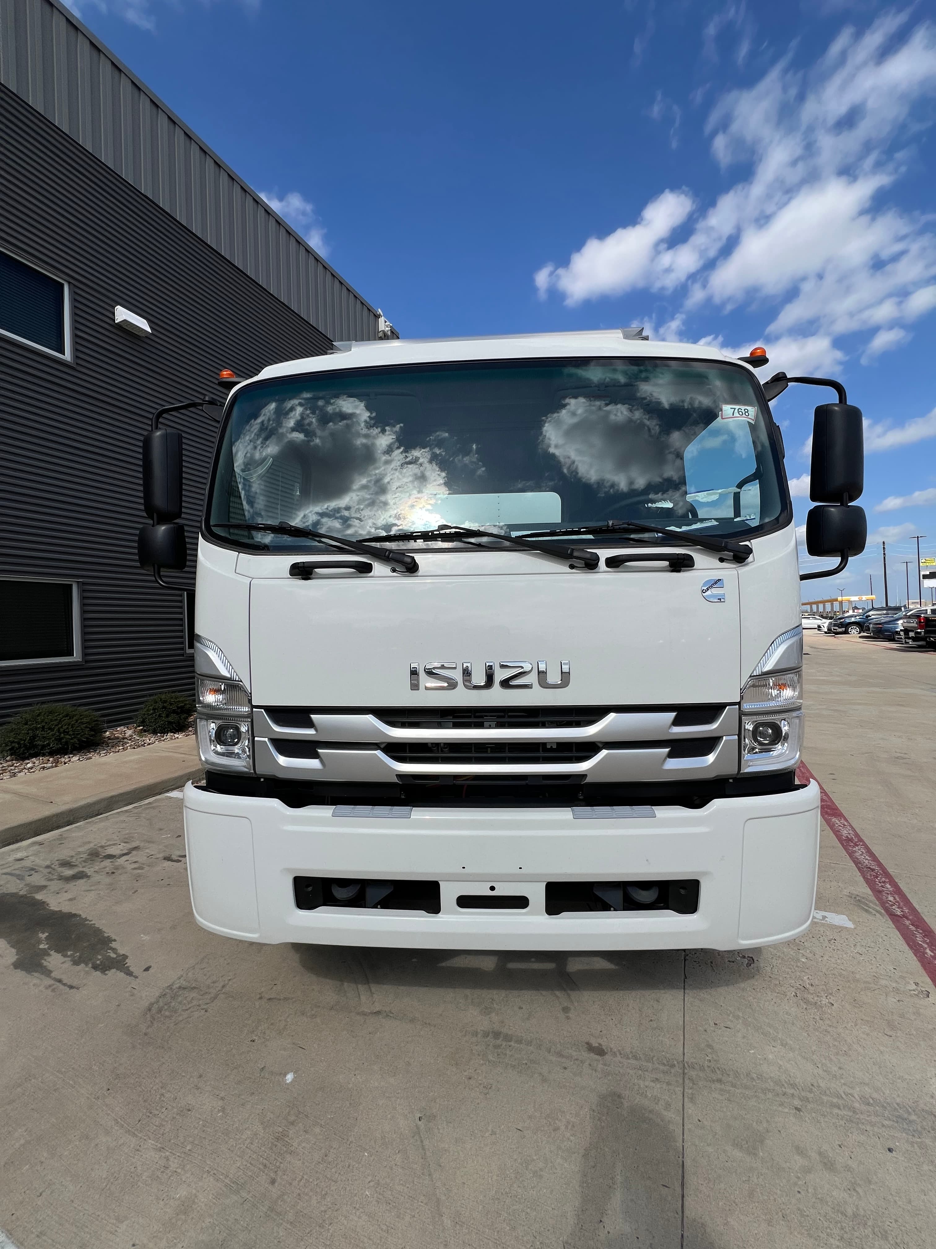 2025 Isuzu FTR — photo 2