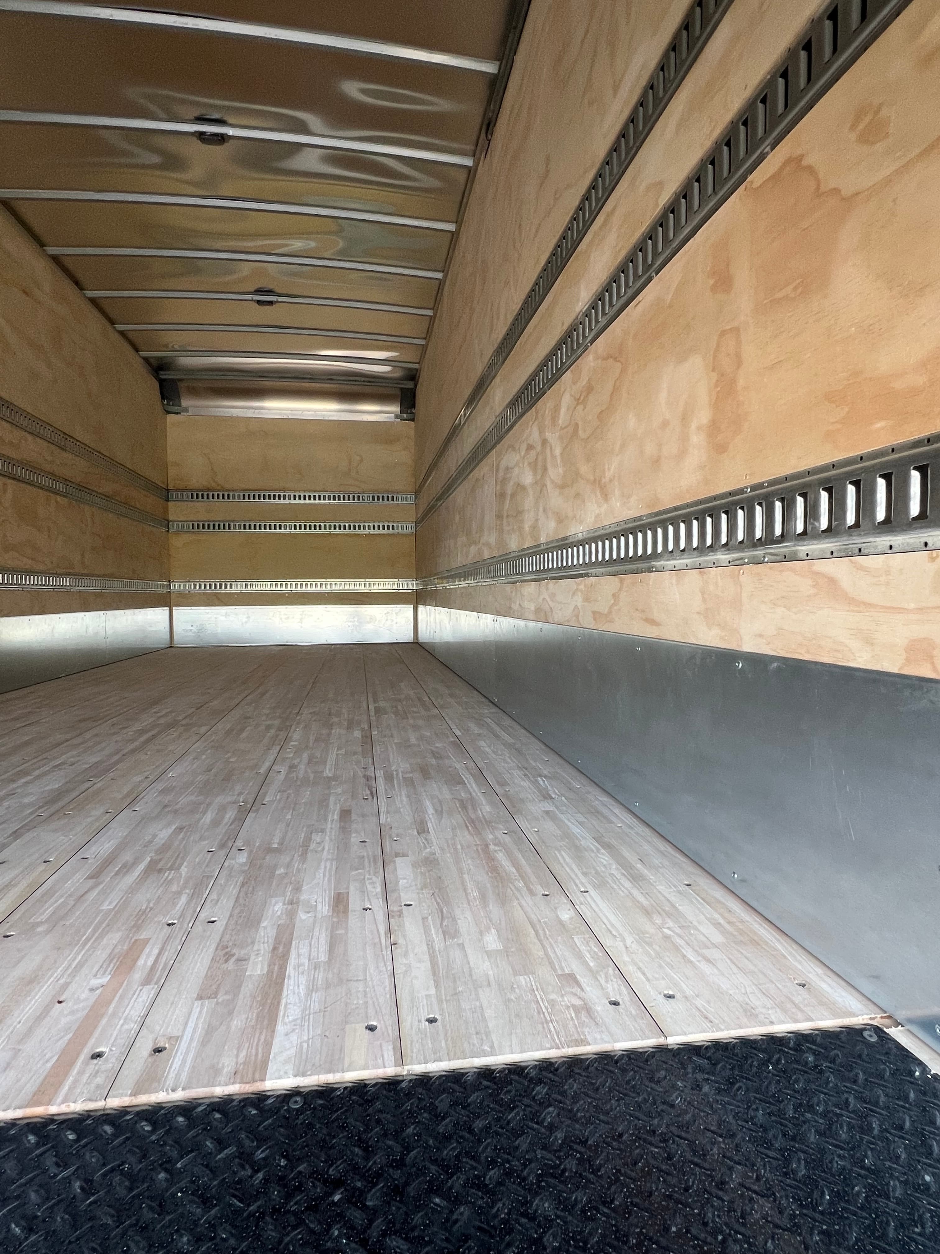 2025 Isuzu FTR — photo 5