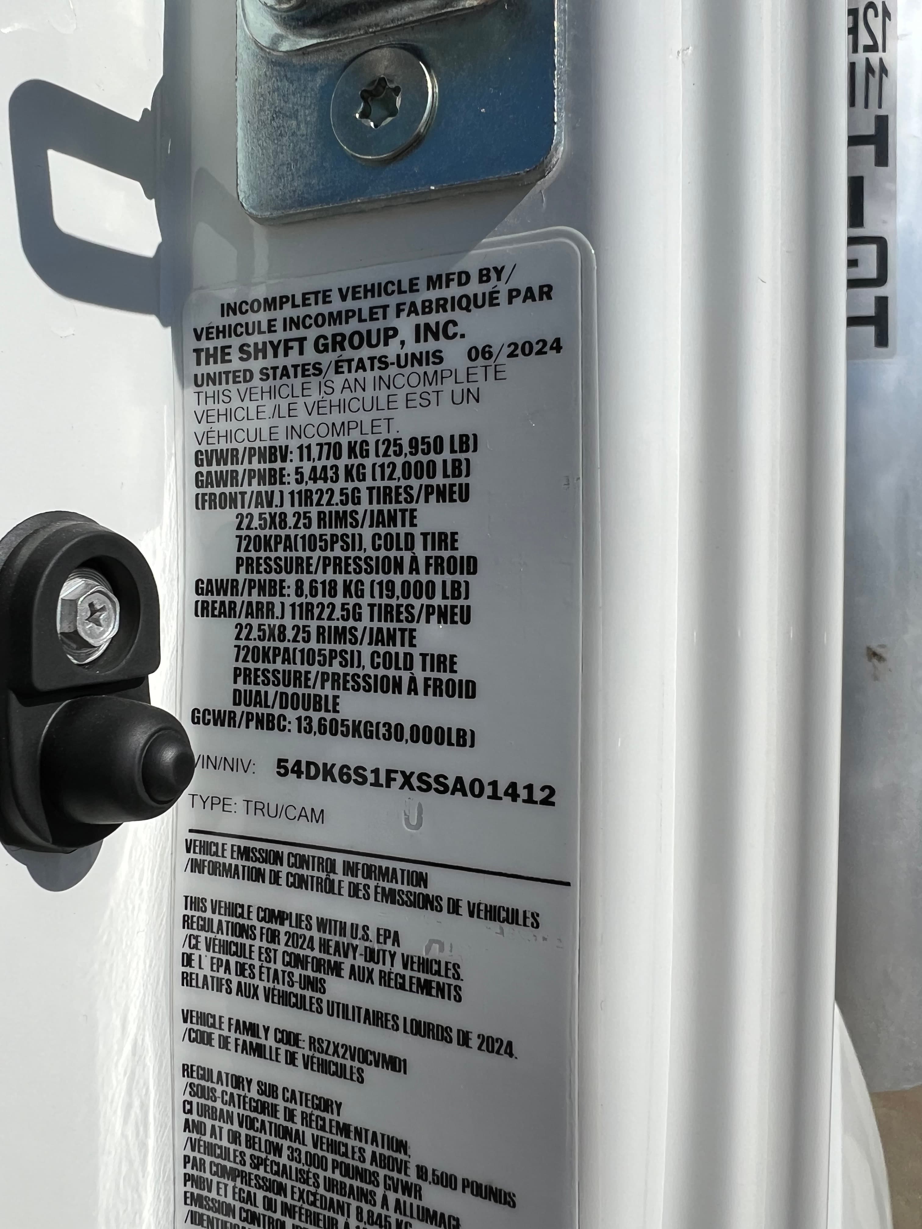 2025 Isuzu FTR — photo 2