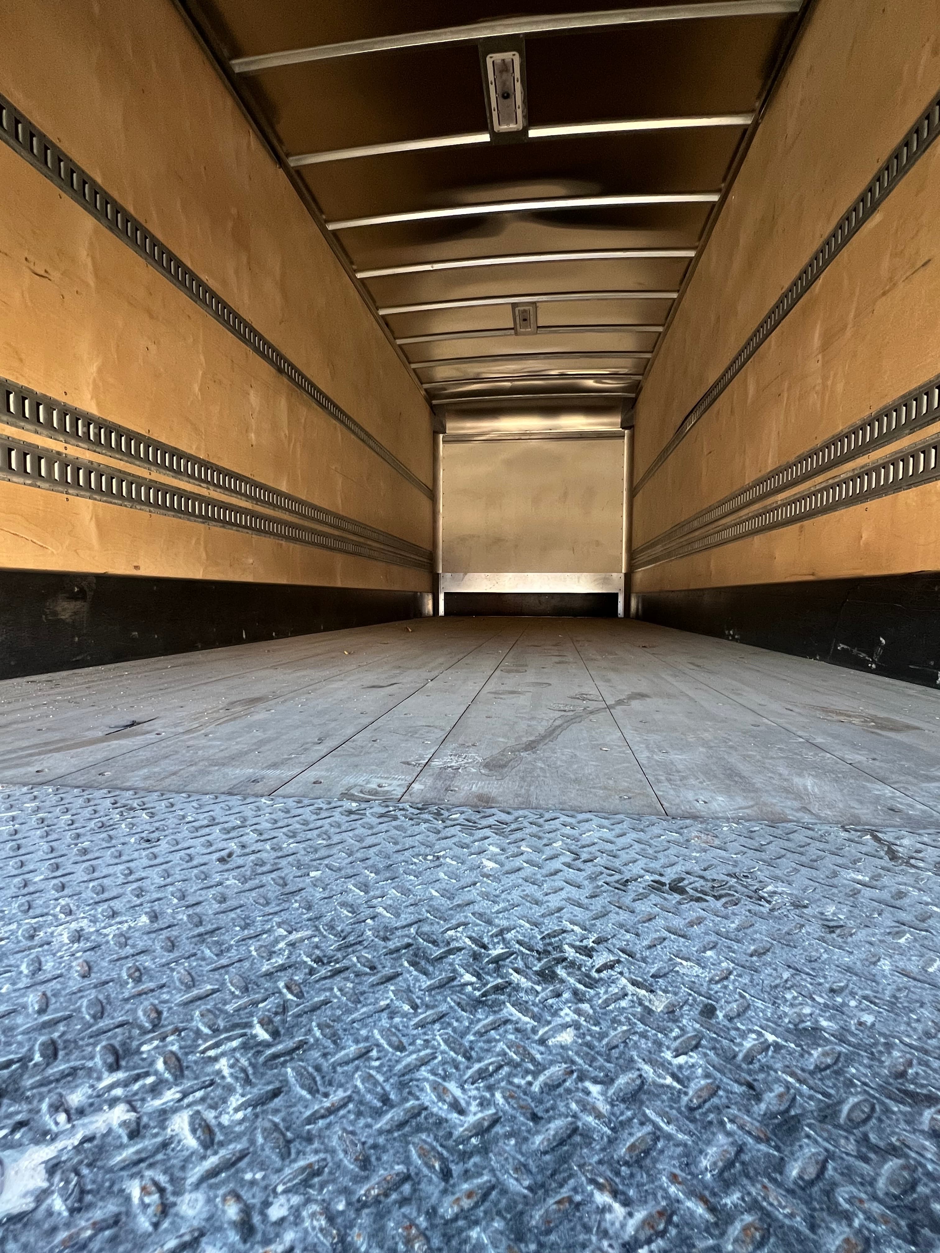 2025 Isuzu FTR — photo 7