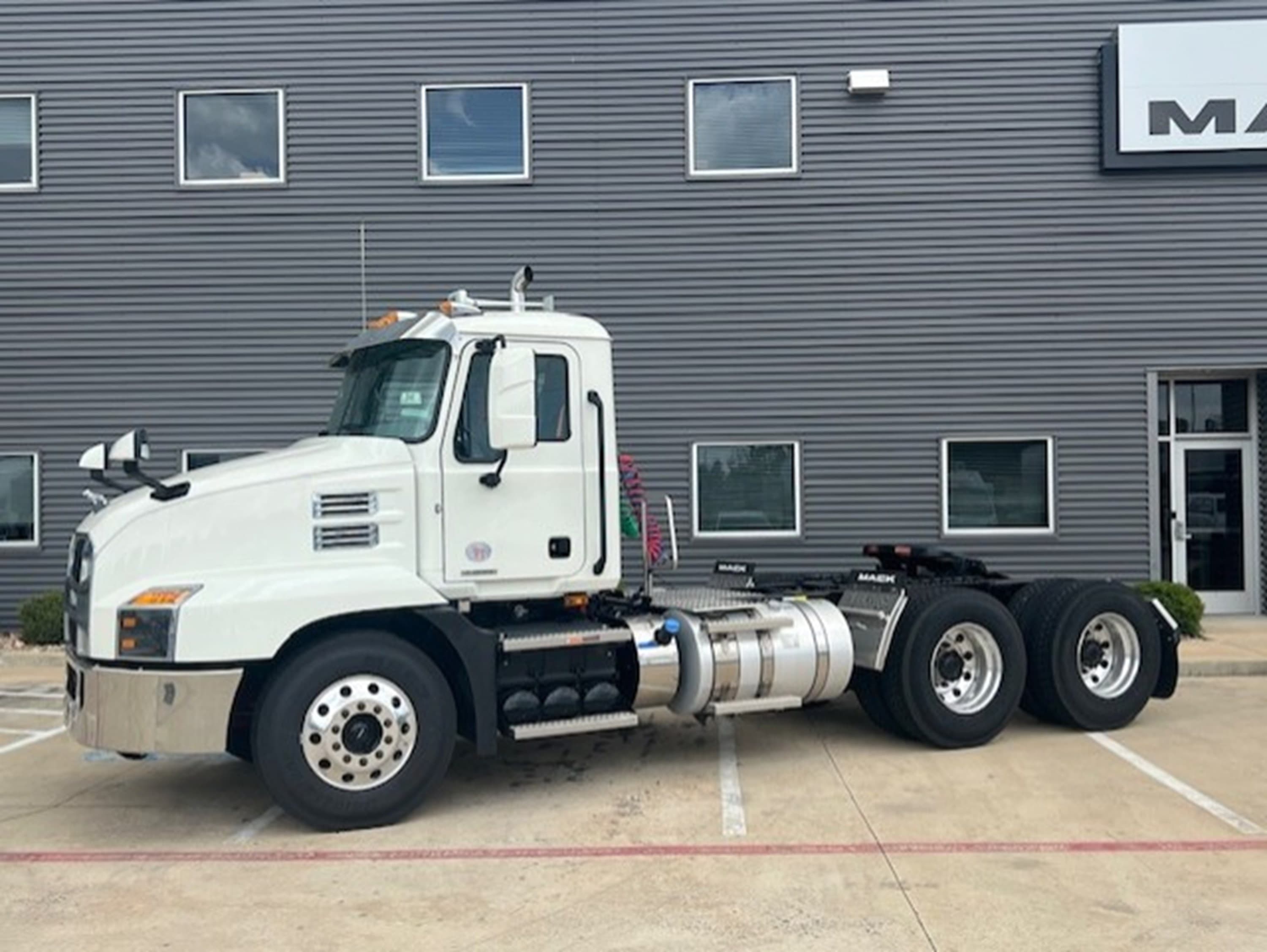 2025 Mack Anthem — photo 3