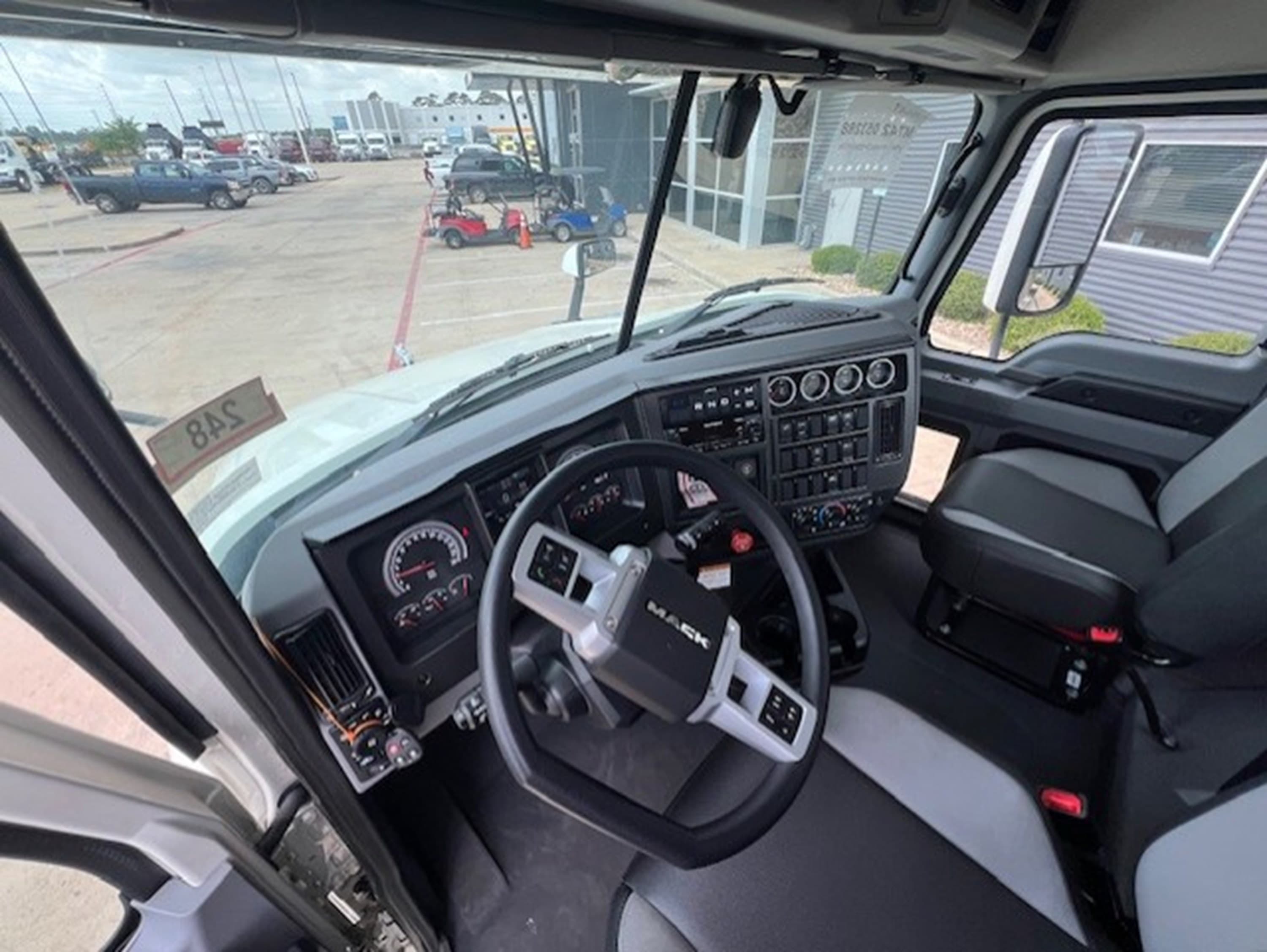 2025 Mack Anthem — photo 9