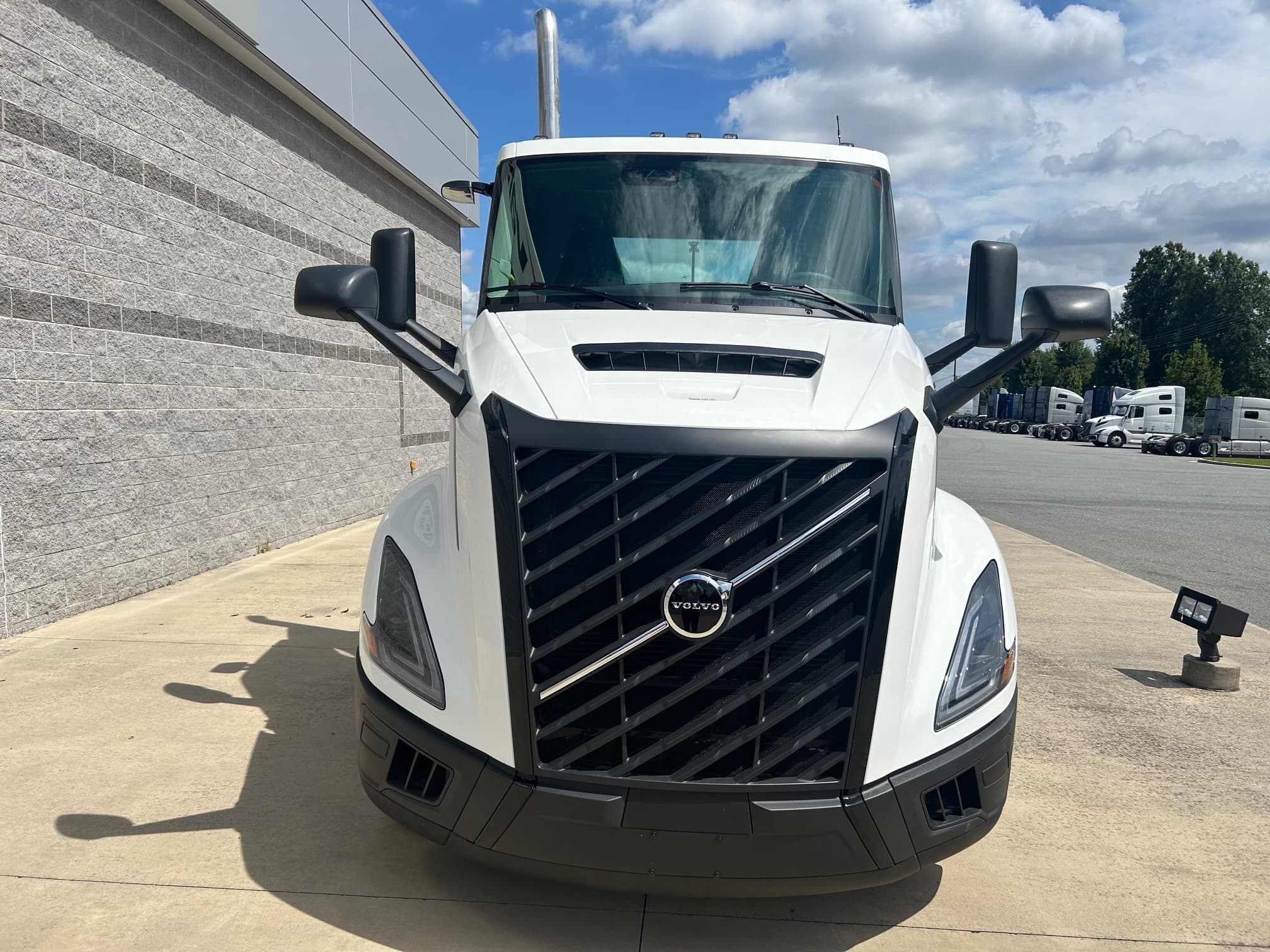 2025 Volvo VNL 300 — photo 2