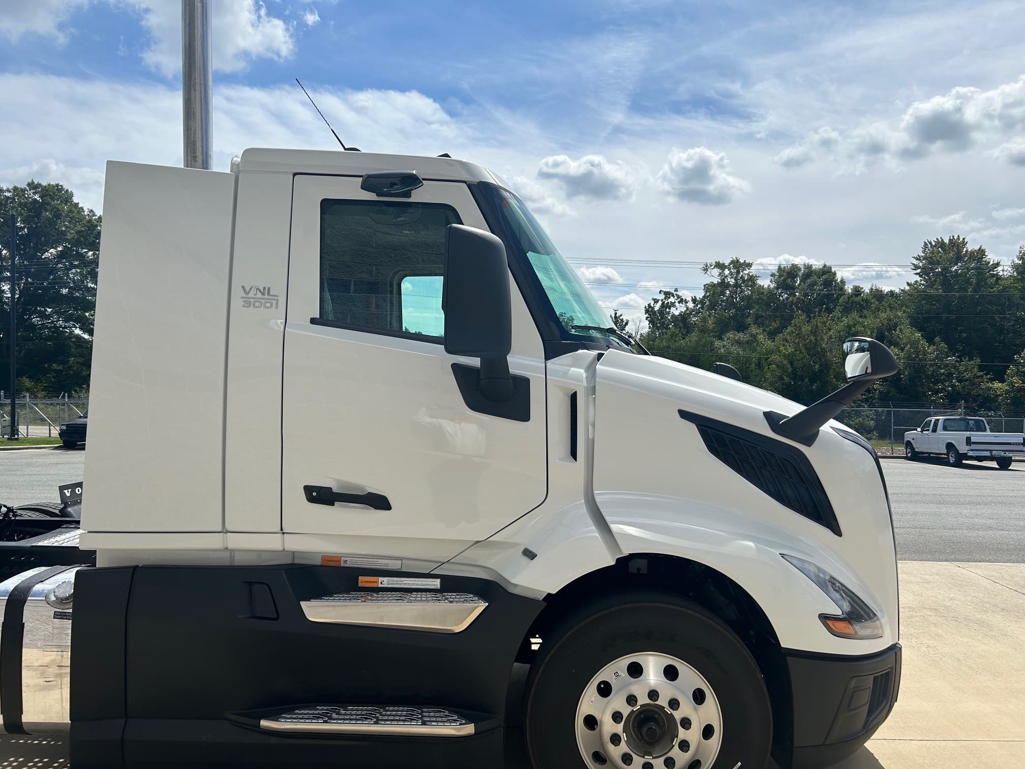 2025 Volvo VNL 300 — photo 3