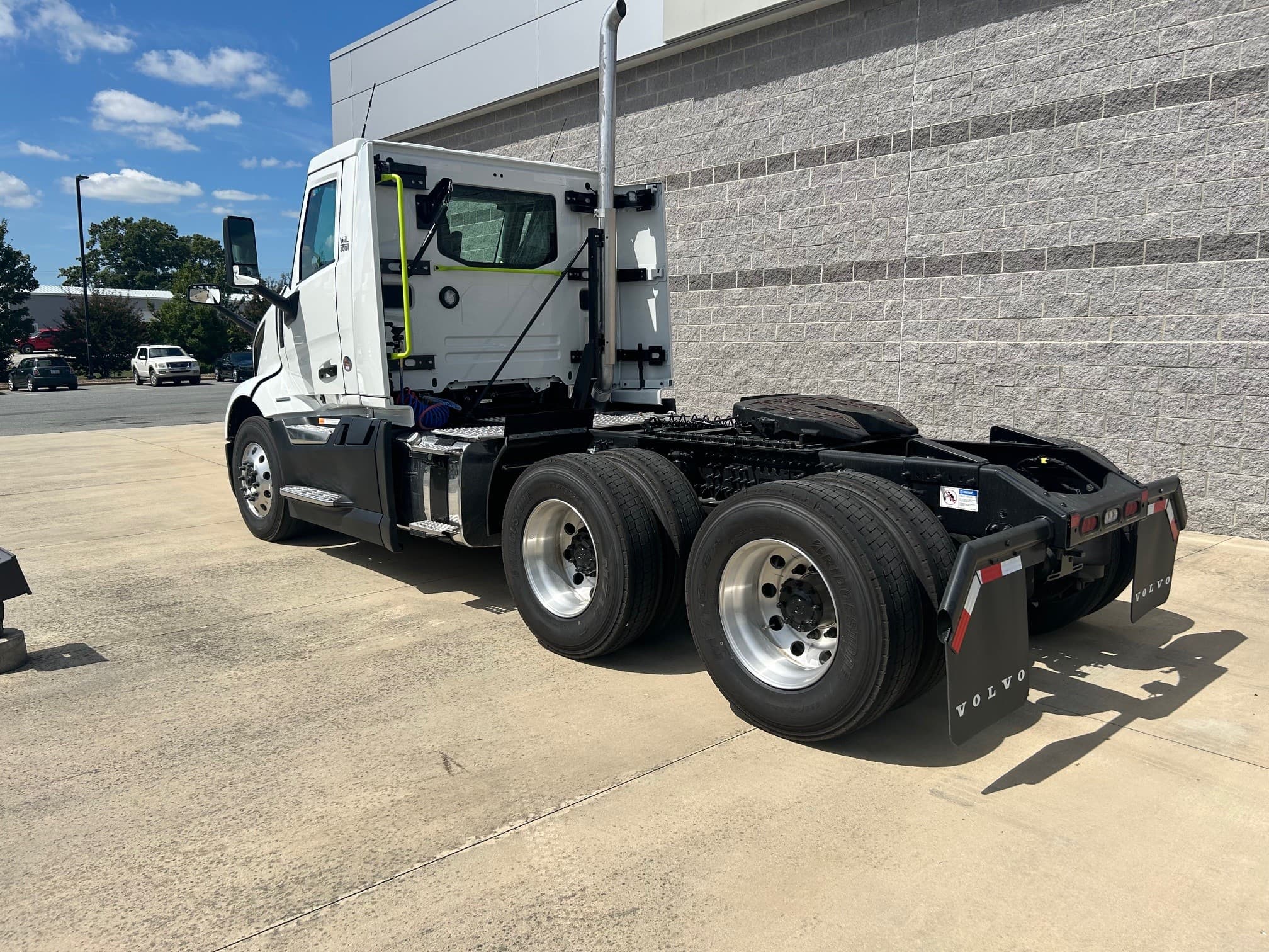 2025 Volvo VNL 300 — photo 5