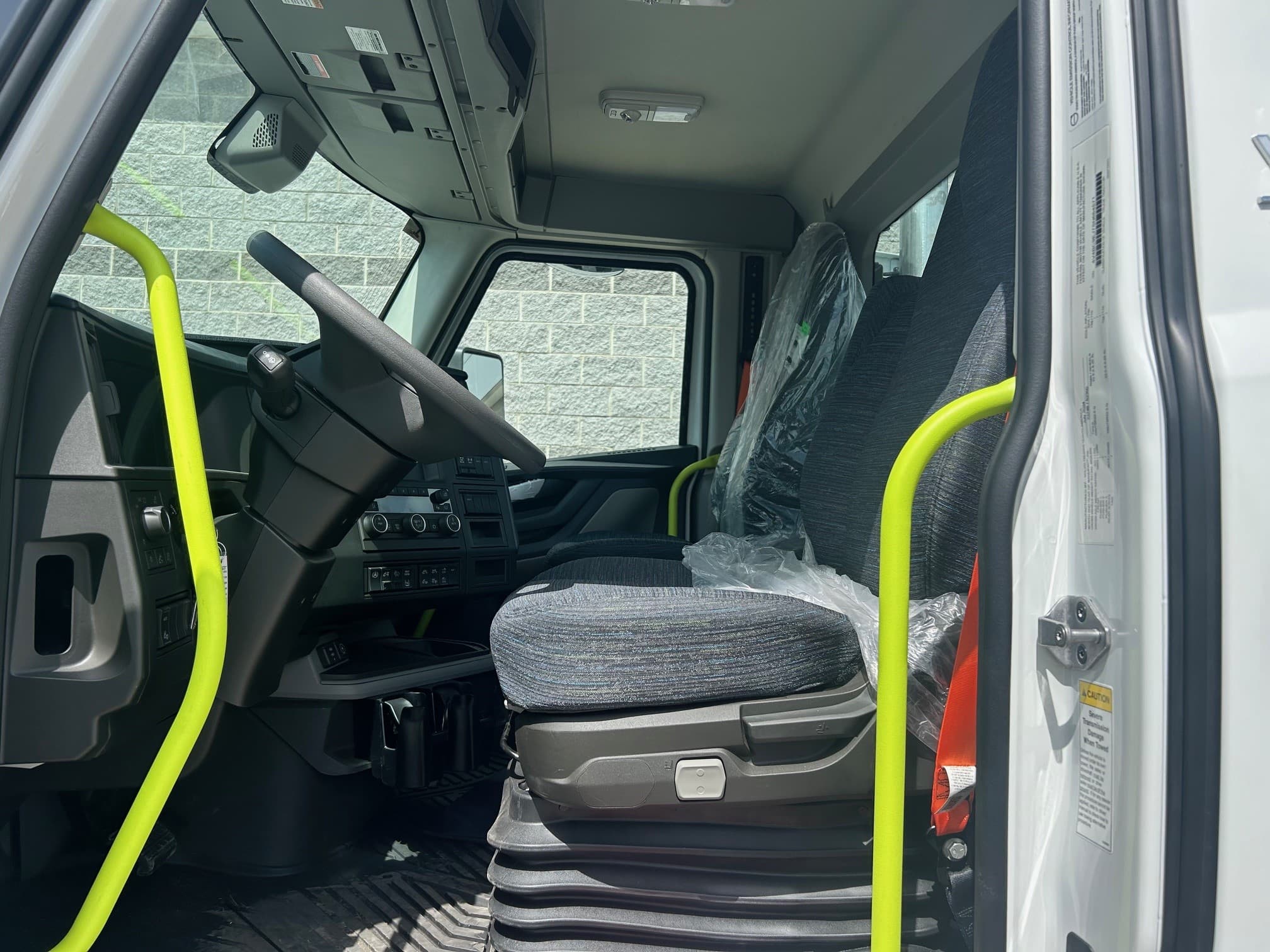 2025 Volvo VNL 300 — photo 6