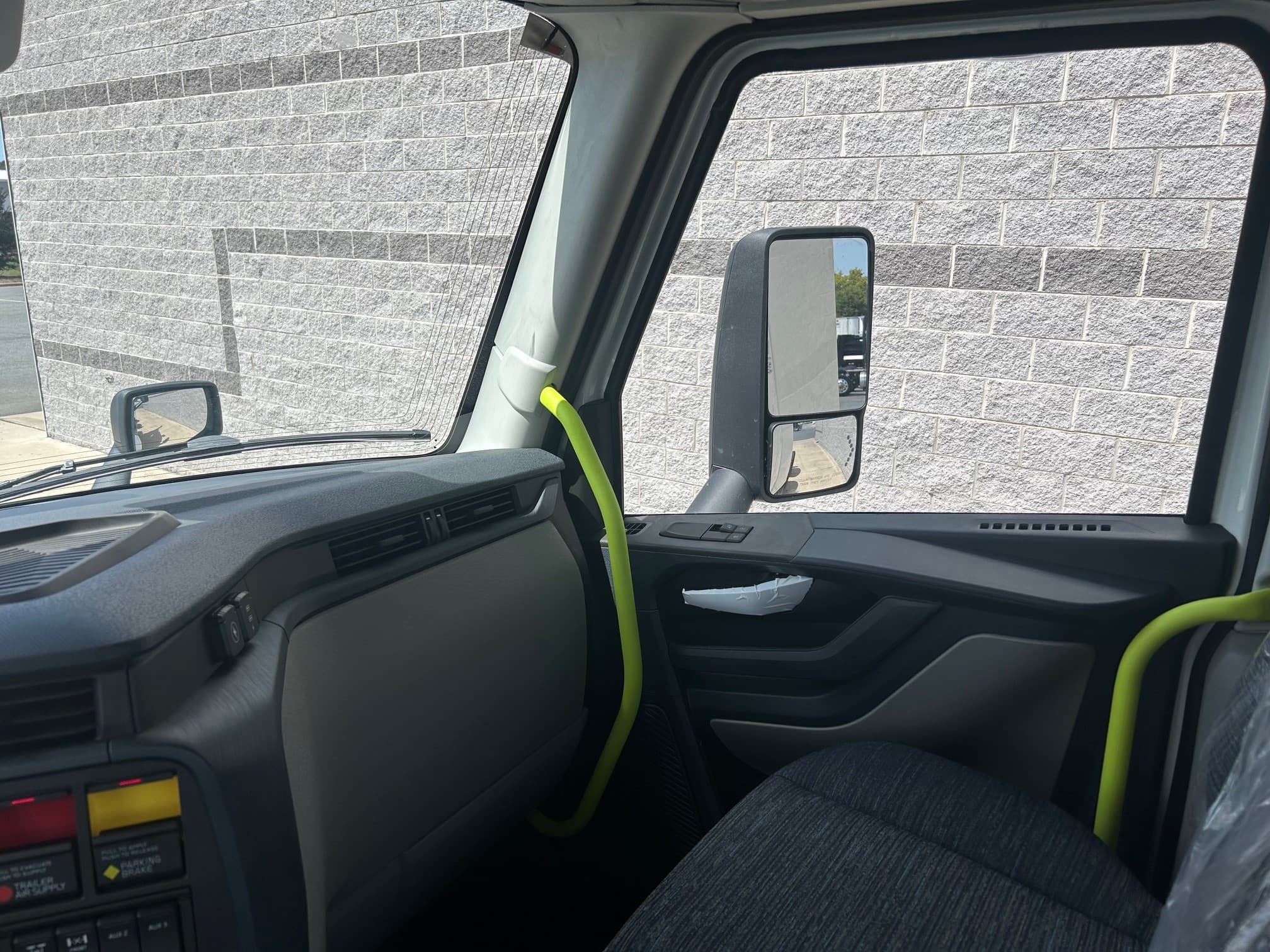 2025 Volvo VNL 300 — photo 9