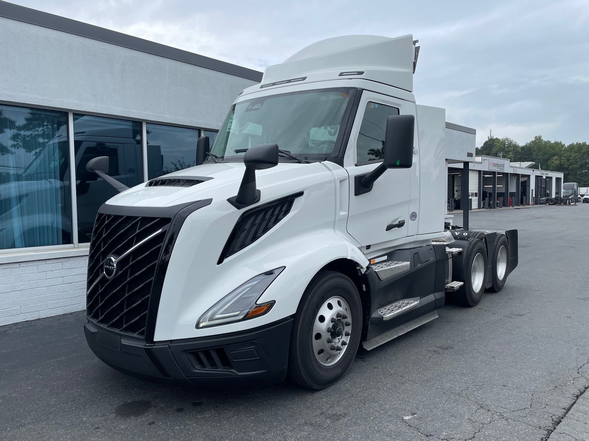 2025 Volvo VNL 300 — photo 2
