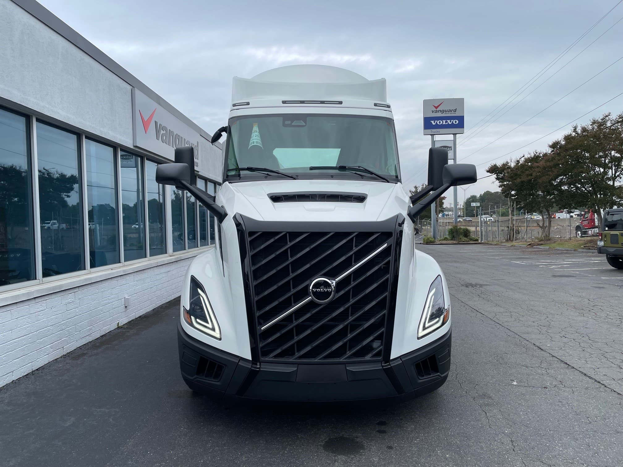 2025 Volvo VNL 300 — photo 4