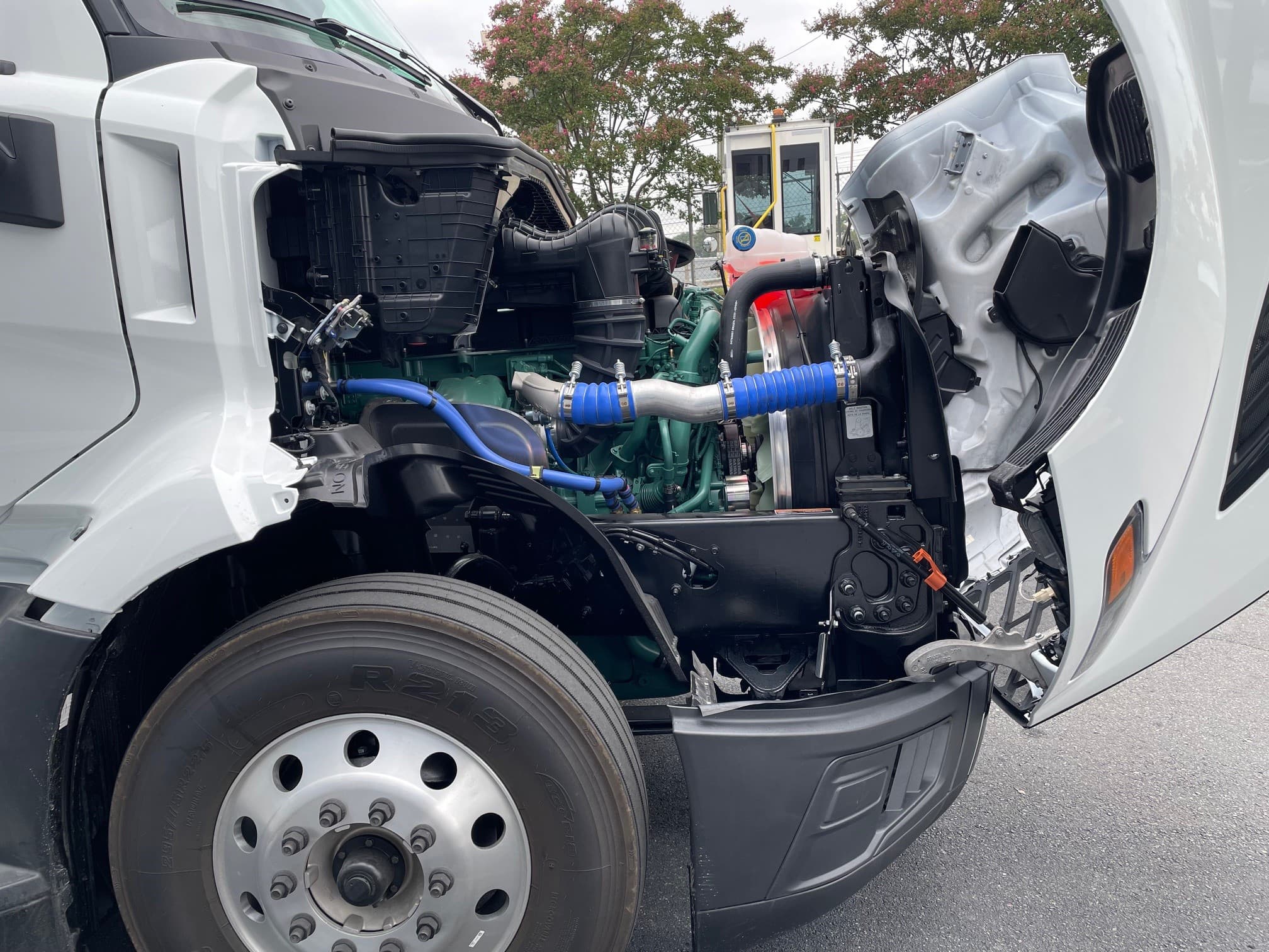 2025 Volvo VNL 300 — photo 7