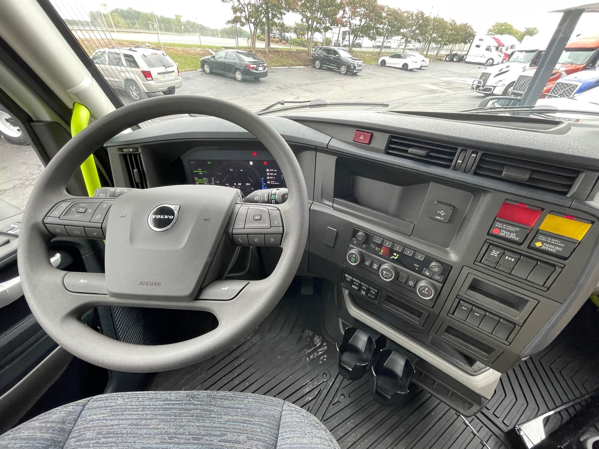 2025 Volvo VNL 300 — photo 9