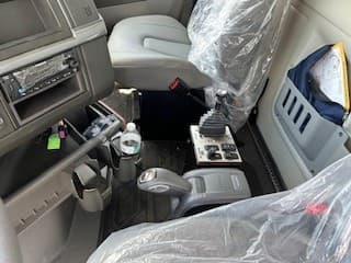 2025 Volvo VNR 640 — photo 6