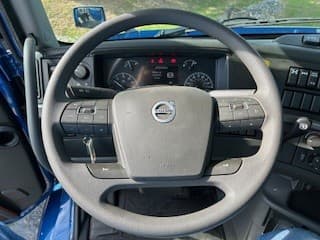 2025 Volvo VNR 640 — photo 8