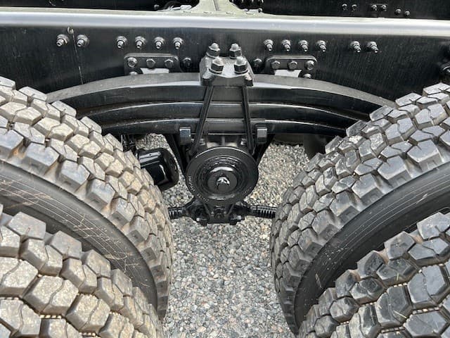 2025 Volvo VNR 640 — photo 9