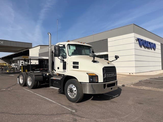 2025 Mack Anthem — photo 2