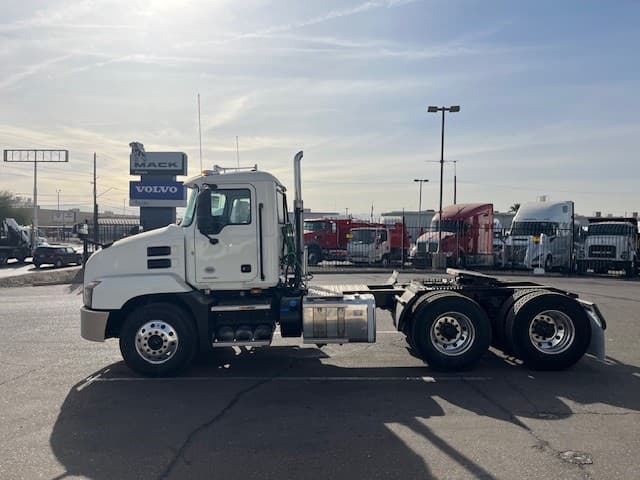 2025 Mack Anthem — photo 5