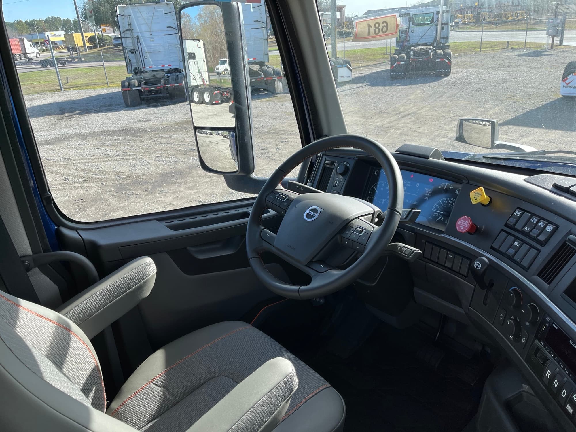 2025 Volvo VNL 300 — photo 5