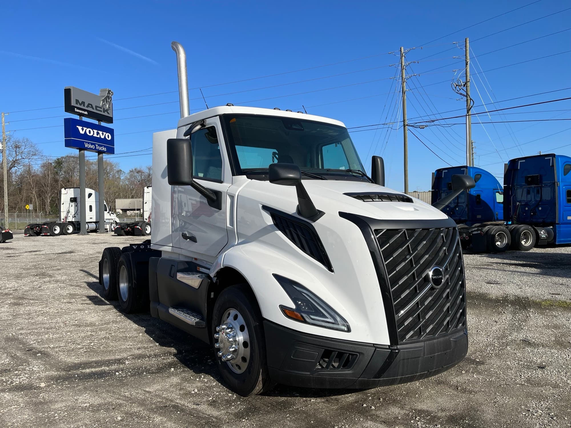 2025 Volvo VNL 300 — photo 2