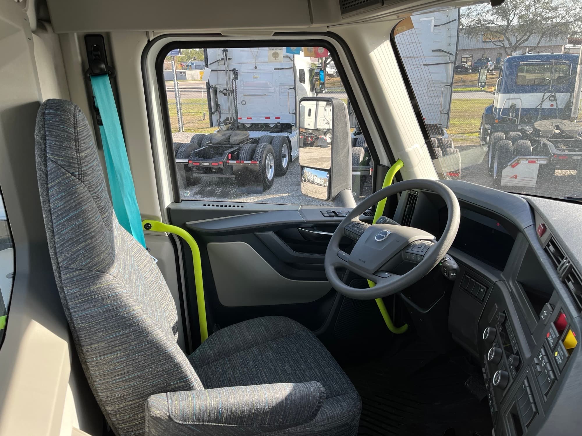 2025 Volvo VNL 300 — photo 6