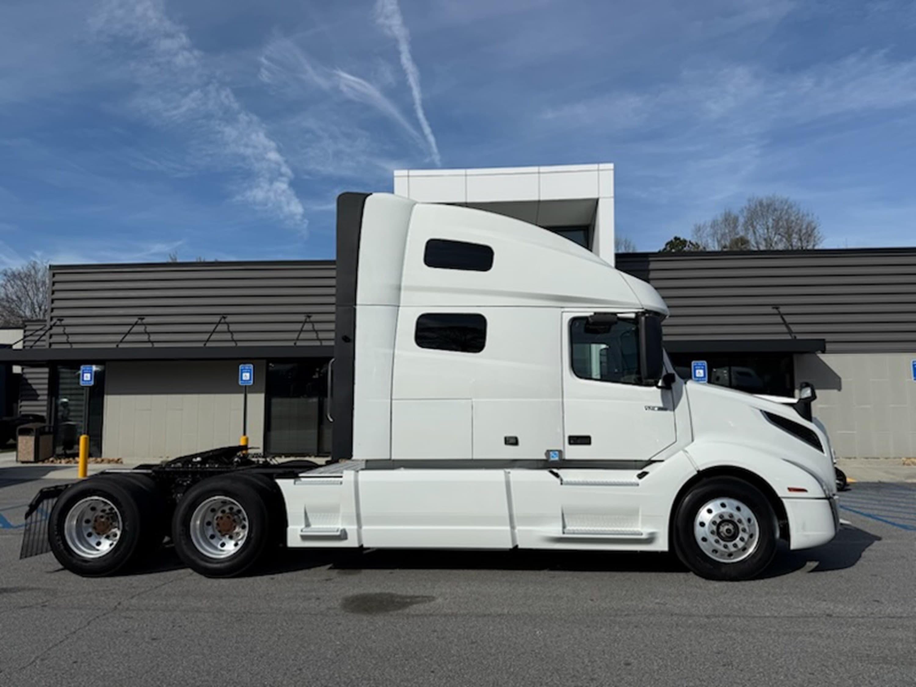 2023 Volvo VNL 760 — photo 2