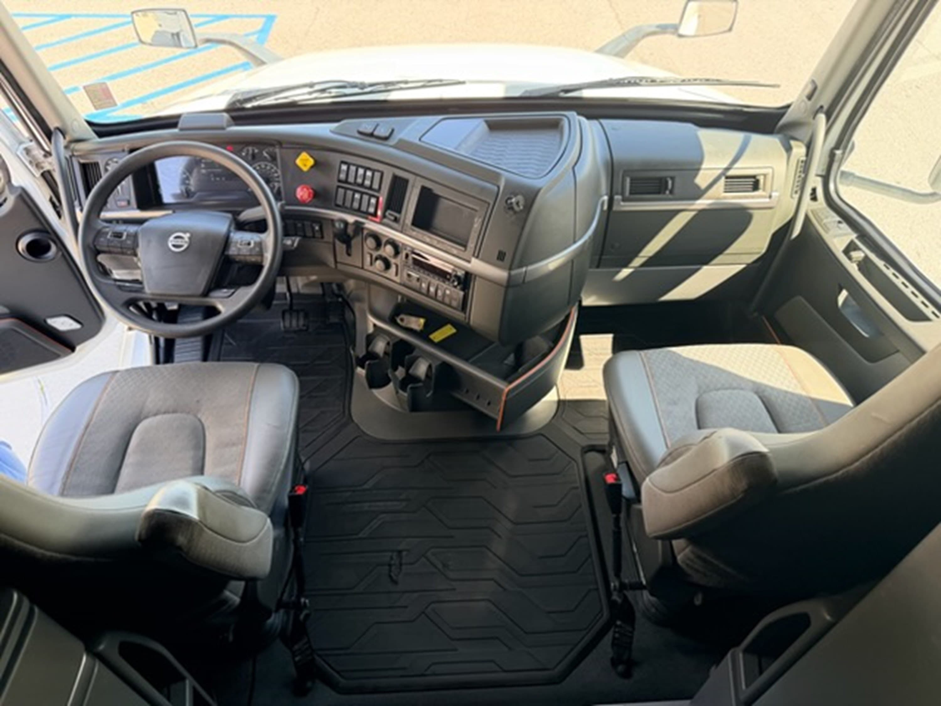 2023 Volvo VNL 760 — photo 11