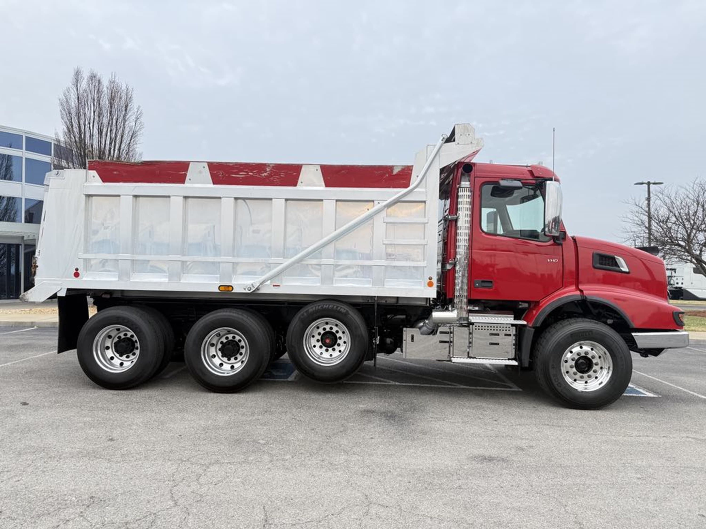 2023 Volvo — photo 2