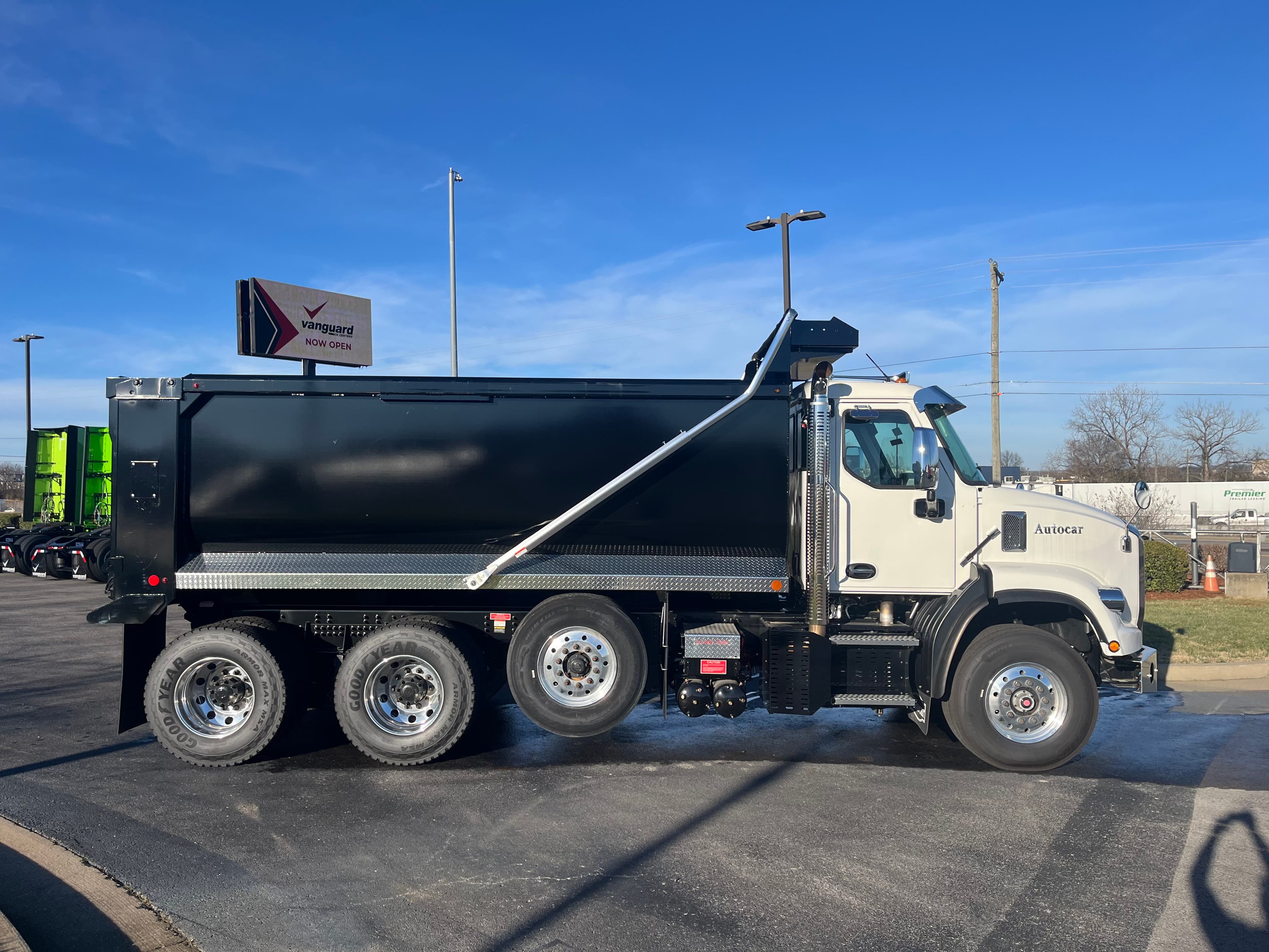 2025 Autocar DC-64 — photo 2