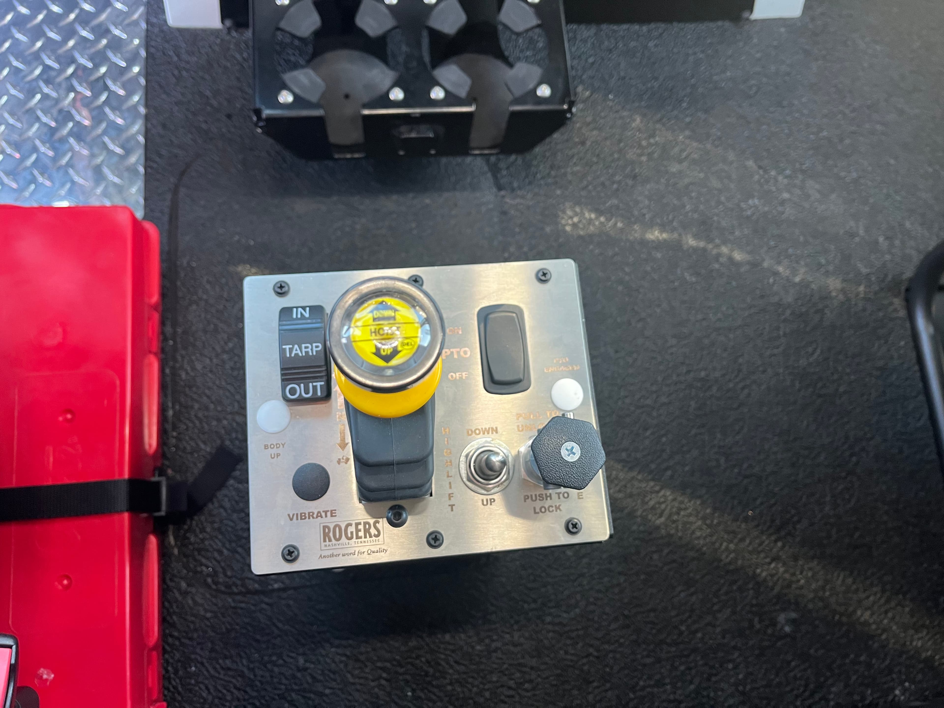 2025 Autocar DC-64 — photo 13