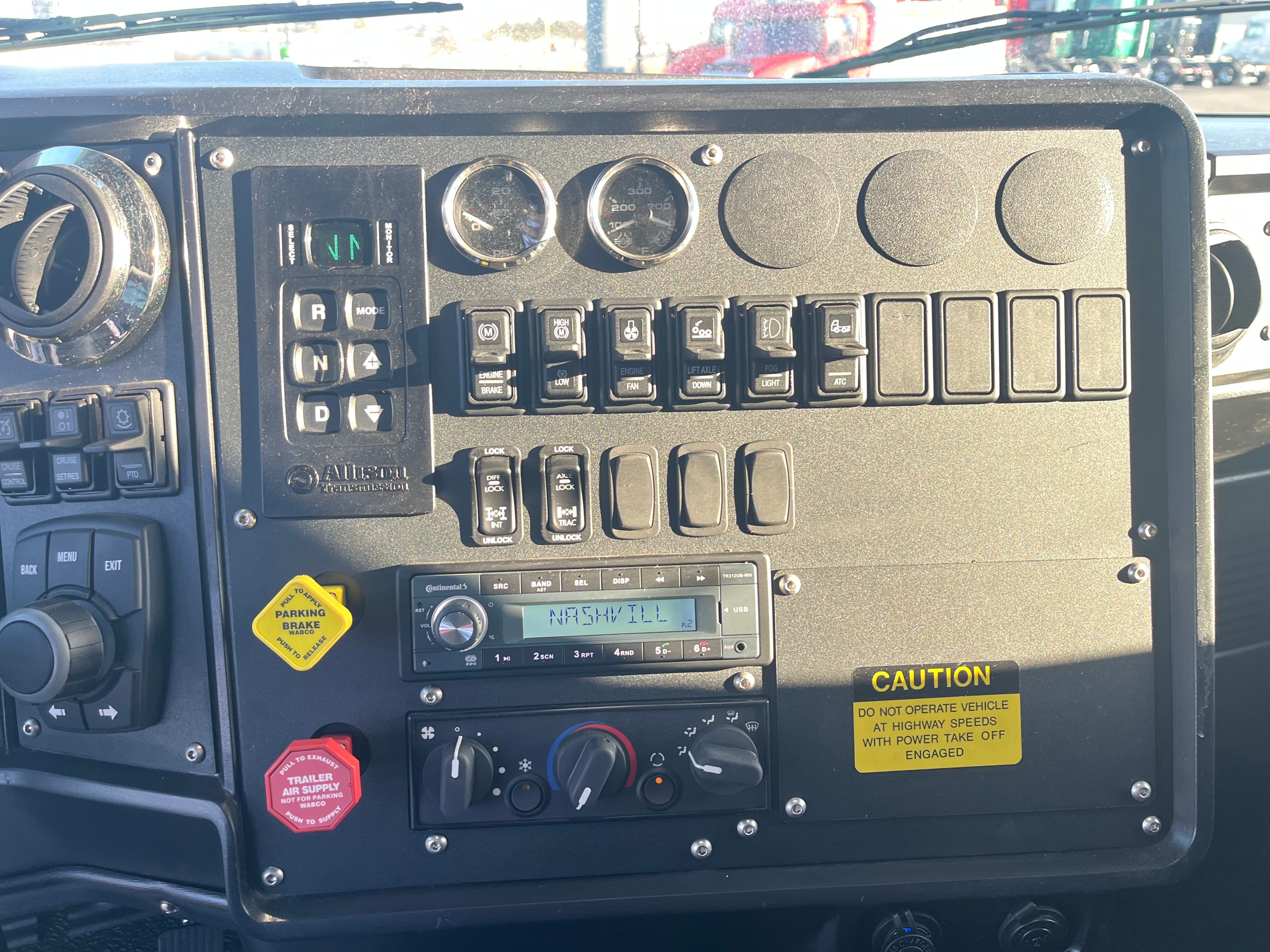 2025 Autocar DC-64 — photo 12